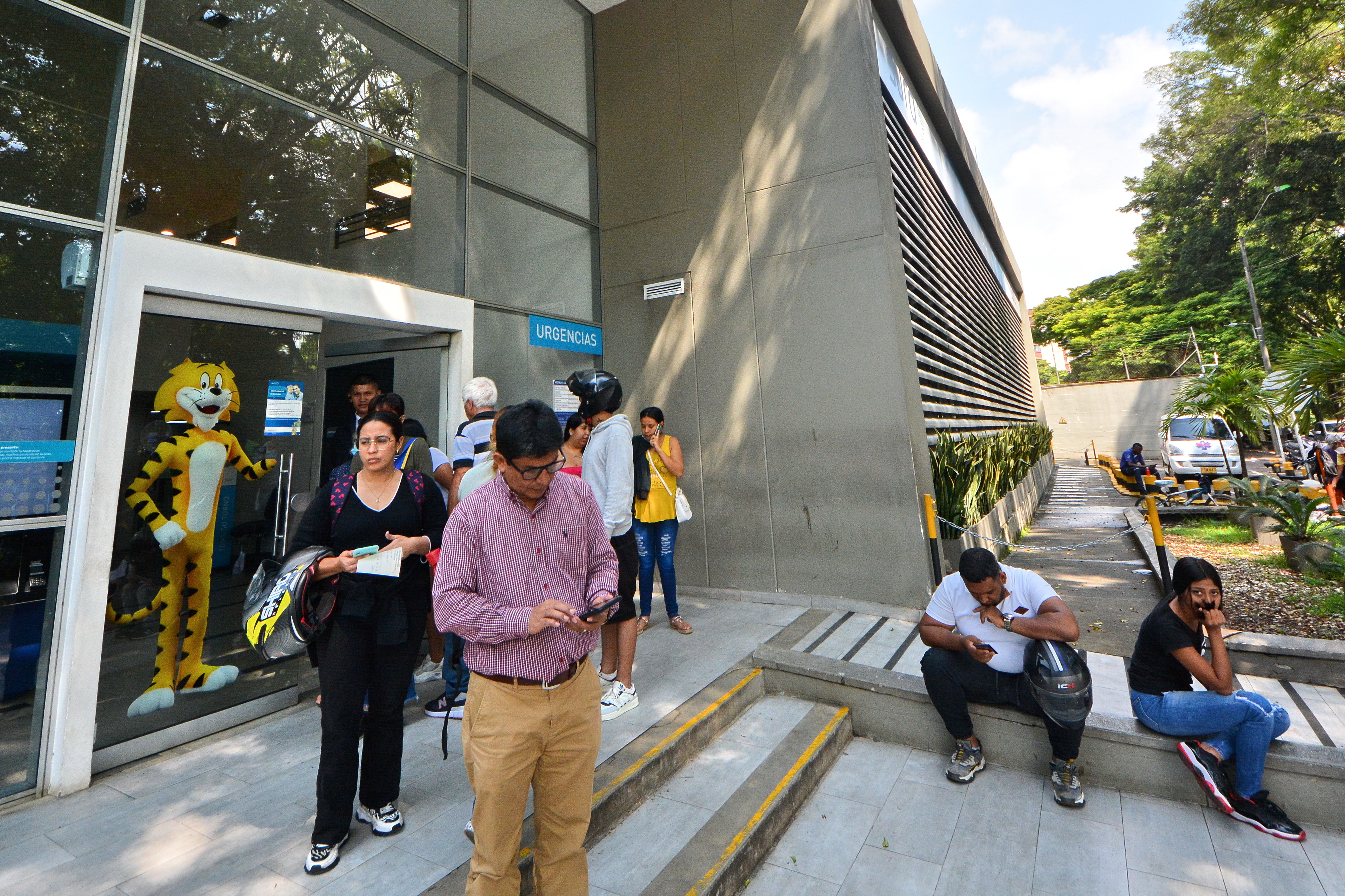 Sigue la crisis en el sistema de salud en Colombia. En la mañana de este martes, 28 de mayo, las directivas de la EPS Sura presentaron una solicitud formal al Gobierno Nacional para retirarse del sistema de salud de Colombia.