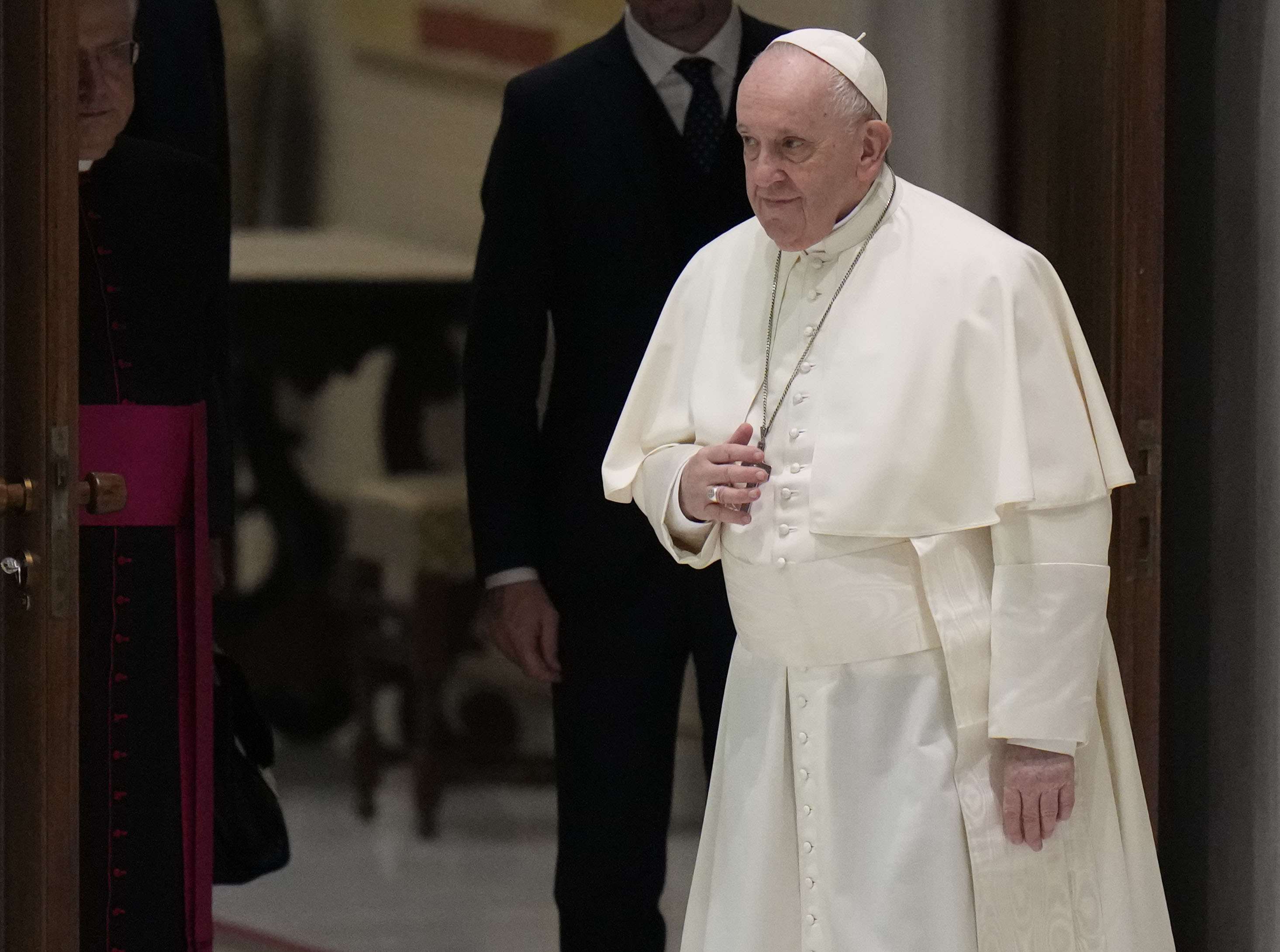 El papa Francisco llega a su audiencia general semanal, en el salón Pablo VI, en el Vaticano, el 26 de enero de 2022. (AP Foto/Alessandra Tarantino)