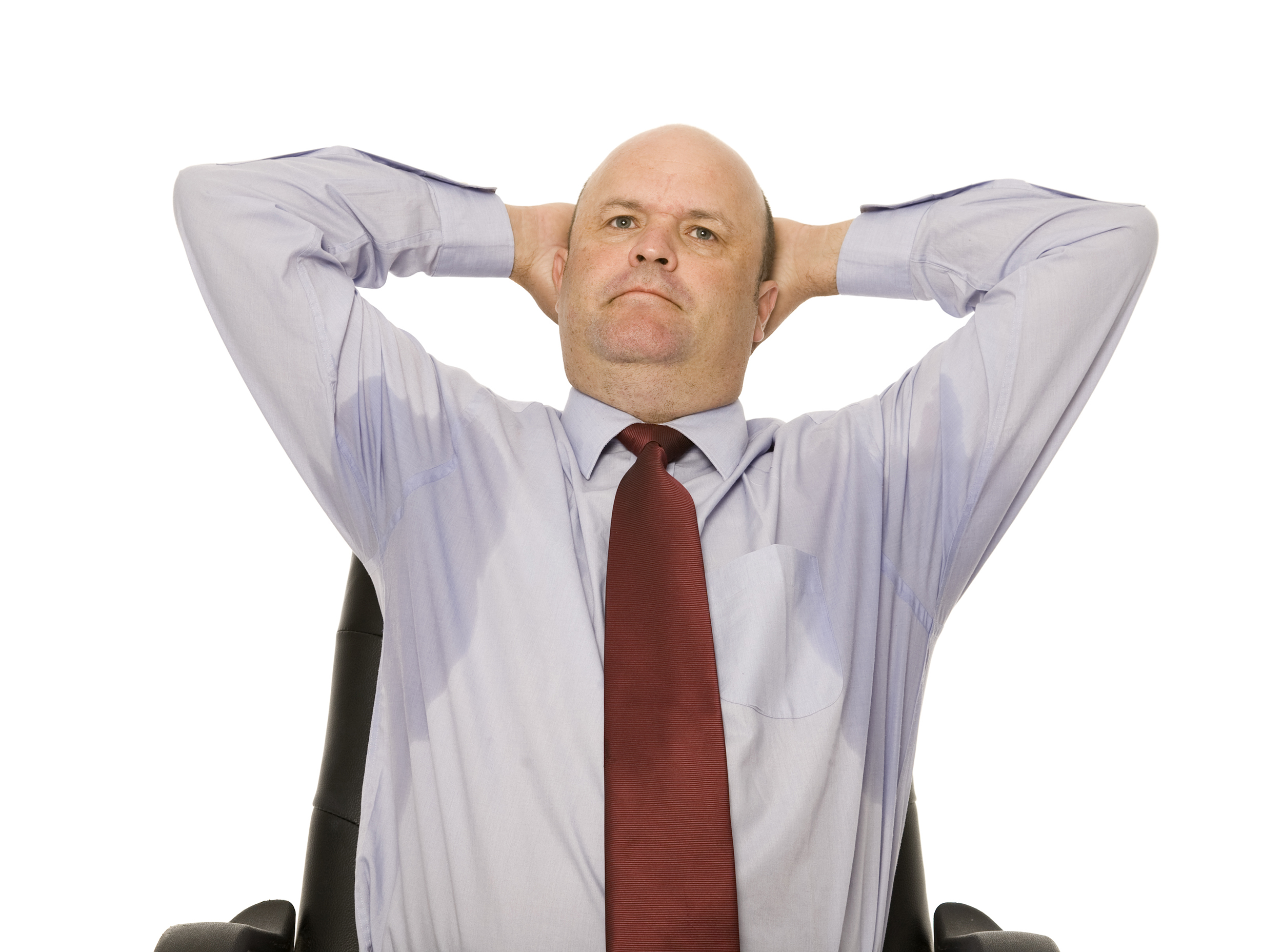 "Un hombre de negocios levanta los brazos, ajeno a las axilas sudorosas".