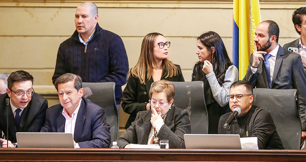    Los ministros del Trabajo y del Interior, Gloria Inés Ramírez y Juan Fernando Cristo, lideraron la discusión de la reforma laboral en la Cámara, en medio de críticas de la oposición.