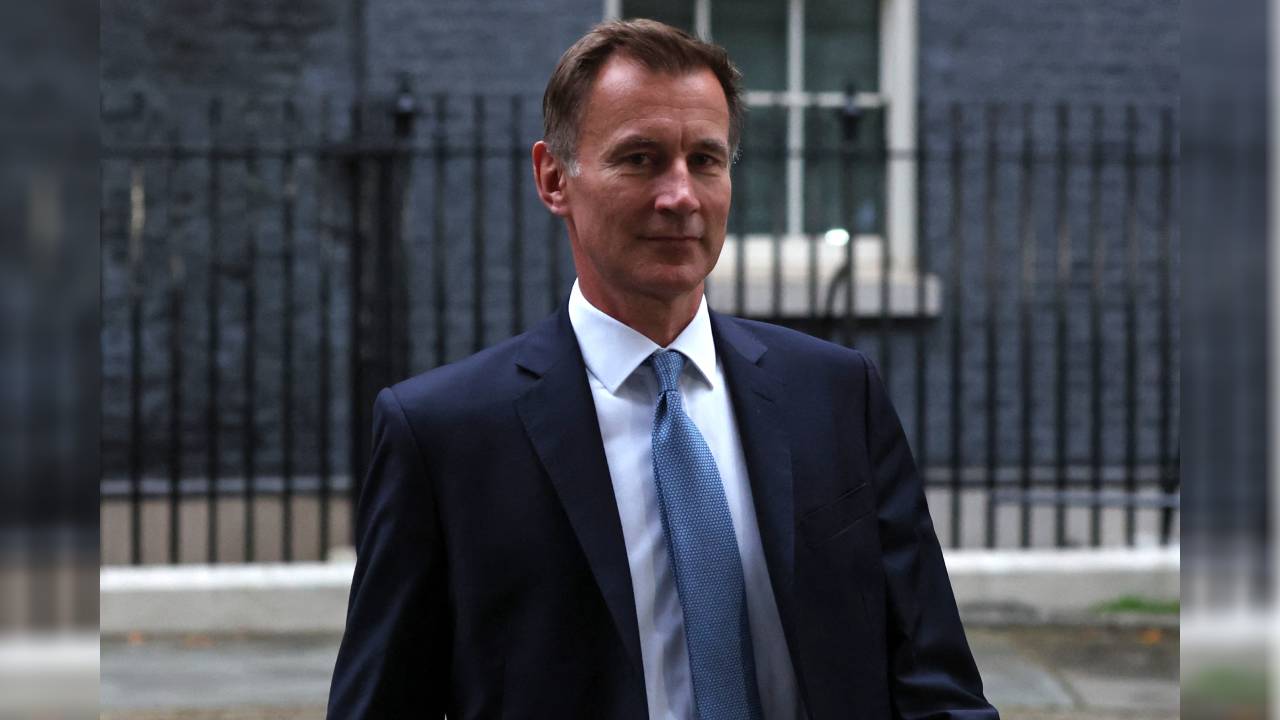 Jeremy Hunt anunció que revertirá casi todas las medidas financieras de su antecesor.