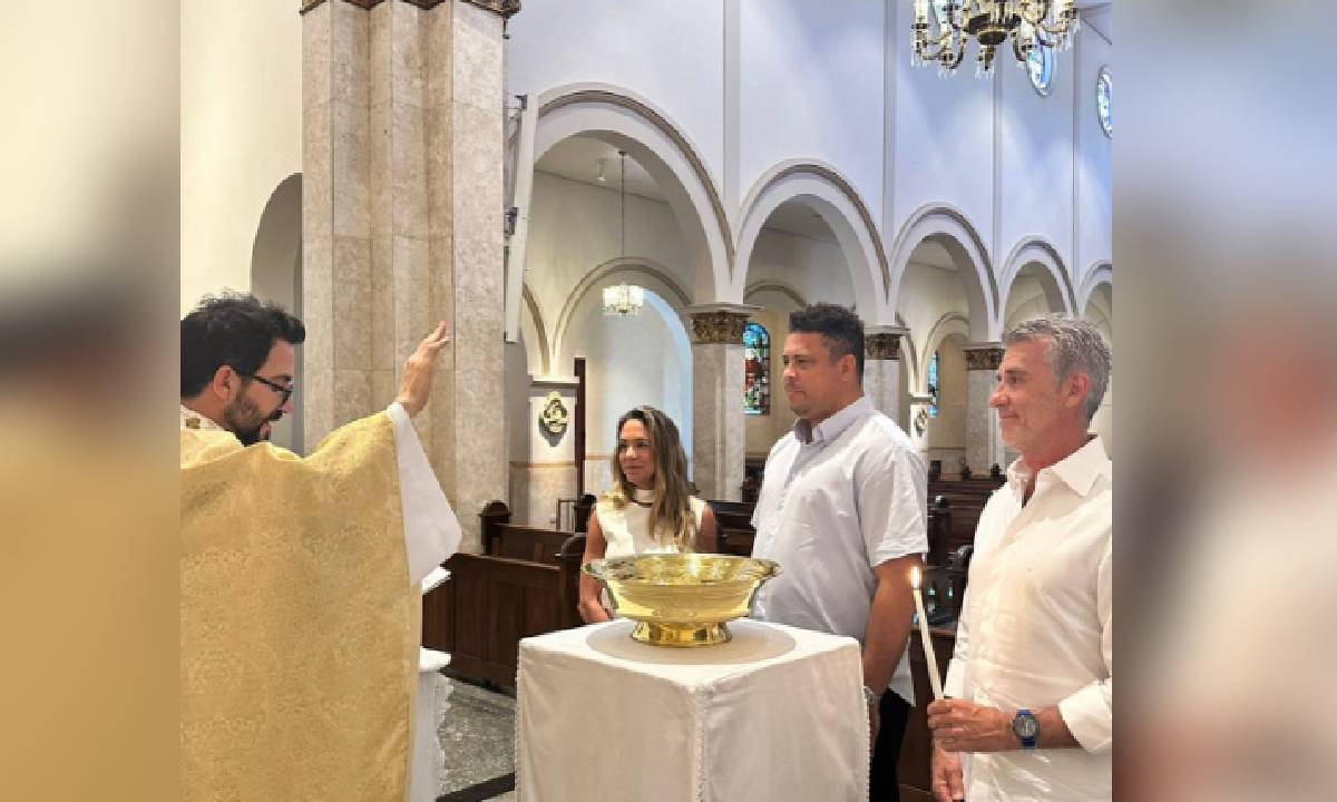 El exfutbolista se declaró 'renovado' tras haber recibido el sacramento.