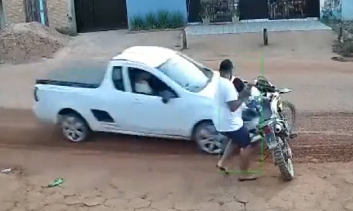 El hombre alcanzó a dar un paso hacia atrás, justo en el momento en que el vehículo arrollaba su moto.