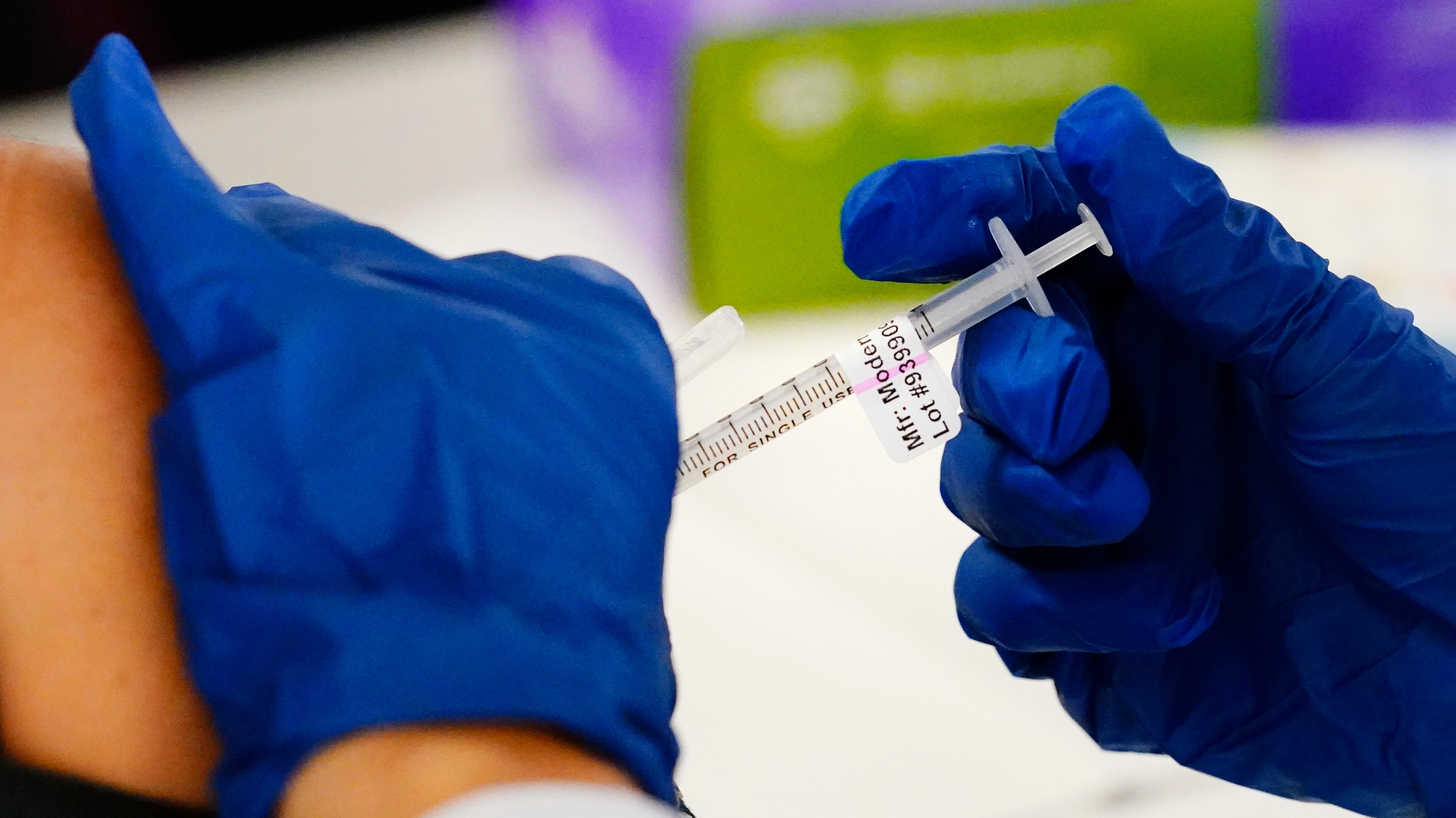 IMAGEN DE REFERENCIA: Un trabajador sanitario aplica una dosis de la vacuna contra el COVID-19 en un centro de vacunación en Morristown, Pennsylvania, EEUU, 7 de diciembre de 2021. 
(AP Foto/Matt Rourke, File)