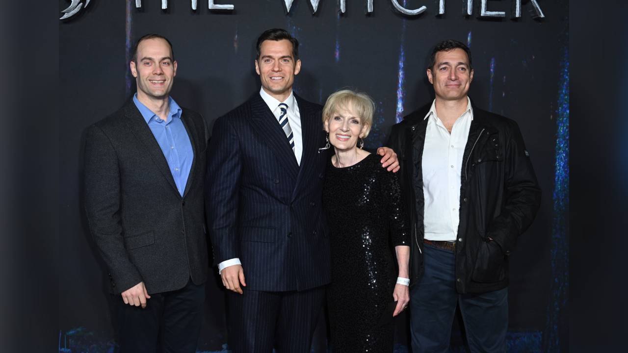 Henry Cavill (2º izq.) con su madre Marianne Cavill y su familia, asisten al estreno mundial de "The Witcher. Foto: de Karwai Tang/WireImage) GettyImages.