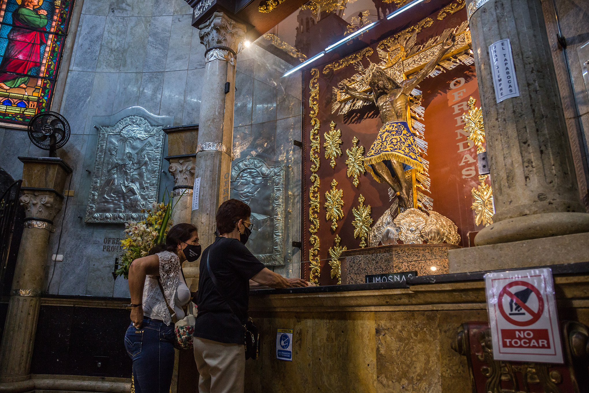 Recorrido Semana Santa en Buga Catedral de San Pedro Basilica del Señor de los Milagros Iglesia fieles creyentes sacerdote feligreses artículos religiosos  Fotos Daniel Jaramillo