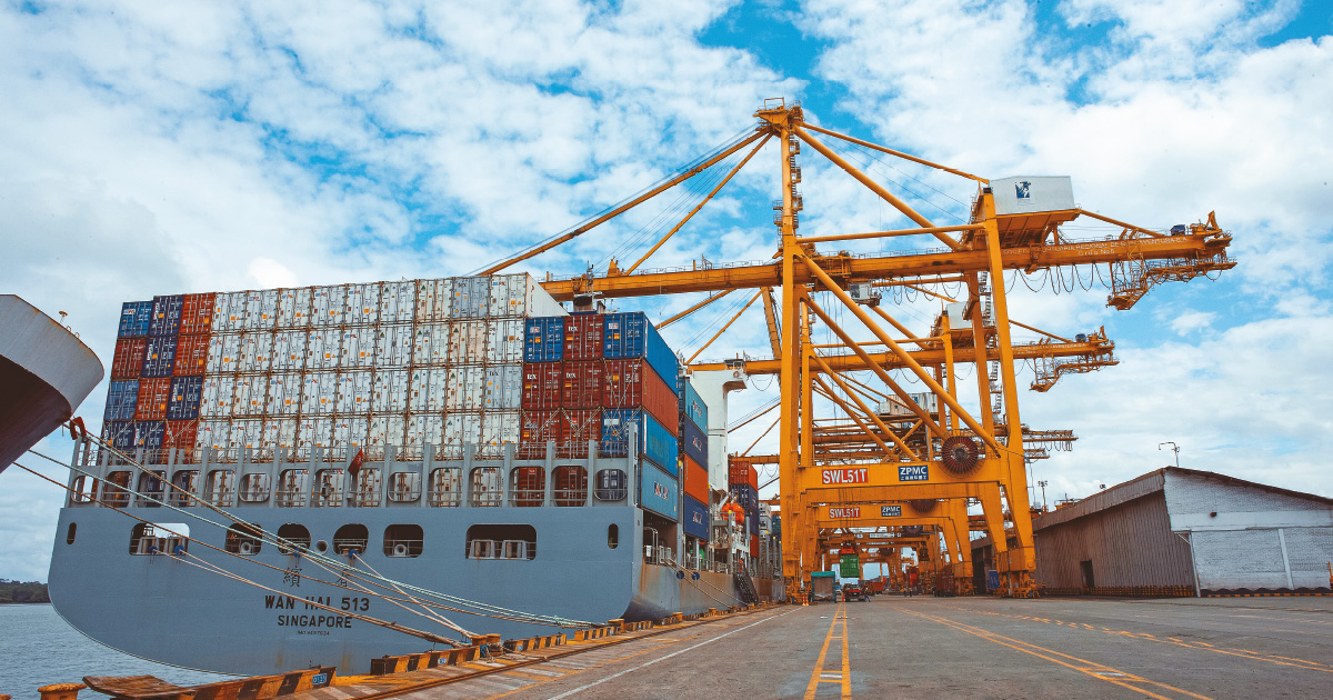 LA HORA MÁS AGITADA DEL PUERTO DE BUENAVENTURA, EL MÁS IMPORTANTE DEL PAÍS, ES DE 3:00 A 5:00 DE LA TARDE. EN LO QUE VA DEL AÑO AQUÍ SE HAN MOVIDO MÁS DE 340.000 CONTENEDORES.