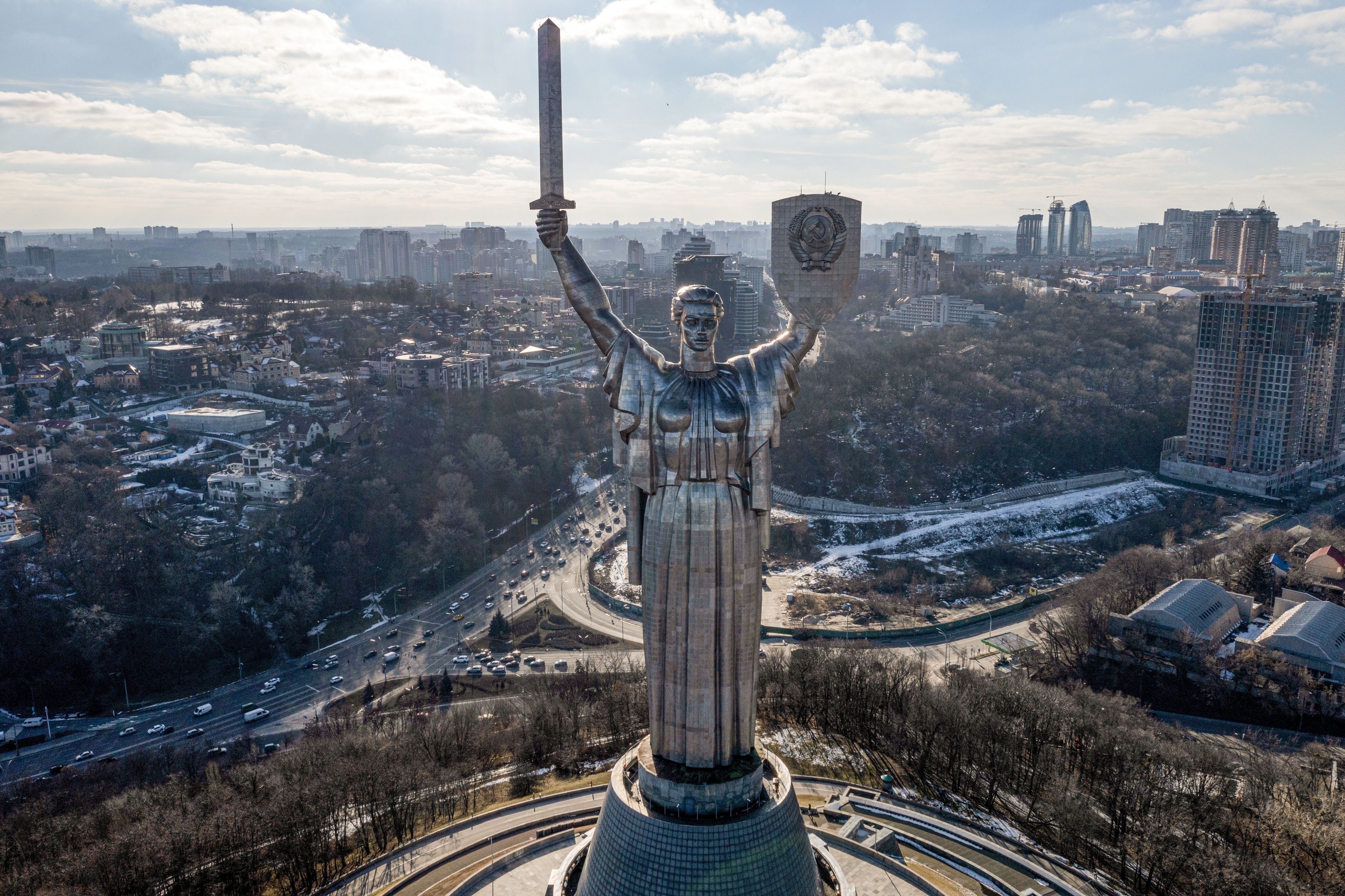 En esta imagen de archivo, vista del Monumento a la Patria Ucraniana, en Kiev, Ucrania, el 13 de febrero de 2022. (AP Foto/Efrem Lukatsky, archivo)