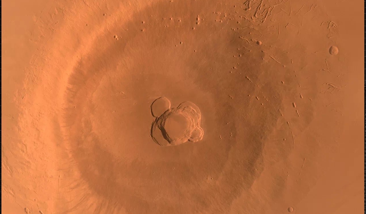 En esta imagen se puede ver el volcán Ascraeus Mons, el cual tiene 18 mil metros de altitud.