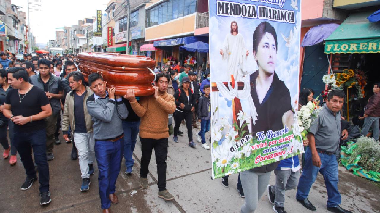 Atrapados en el fuego cruzado, las muertes en las protestas en Perú mantienen la ira encendida.