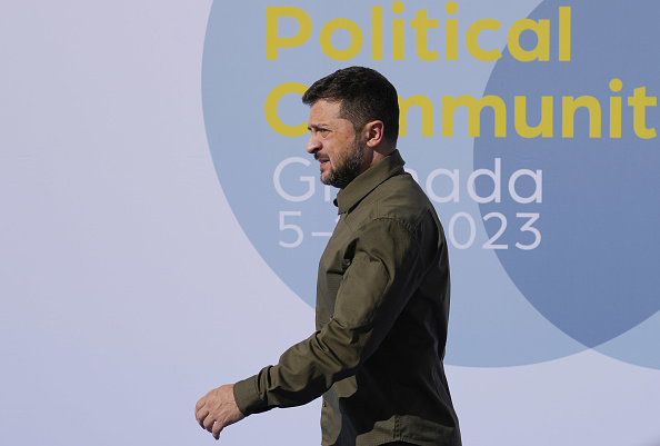 Volodymyr Zelenskiy, presidente de Ucrania, llega a la cumbre de la Comunidad Política Europea en el Palacio del Congreso de Granada, España, el jueves 5 de octubre de 2023.  Fotógrafo: Paul Hanna/Bloomberg vía Getty Images