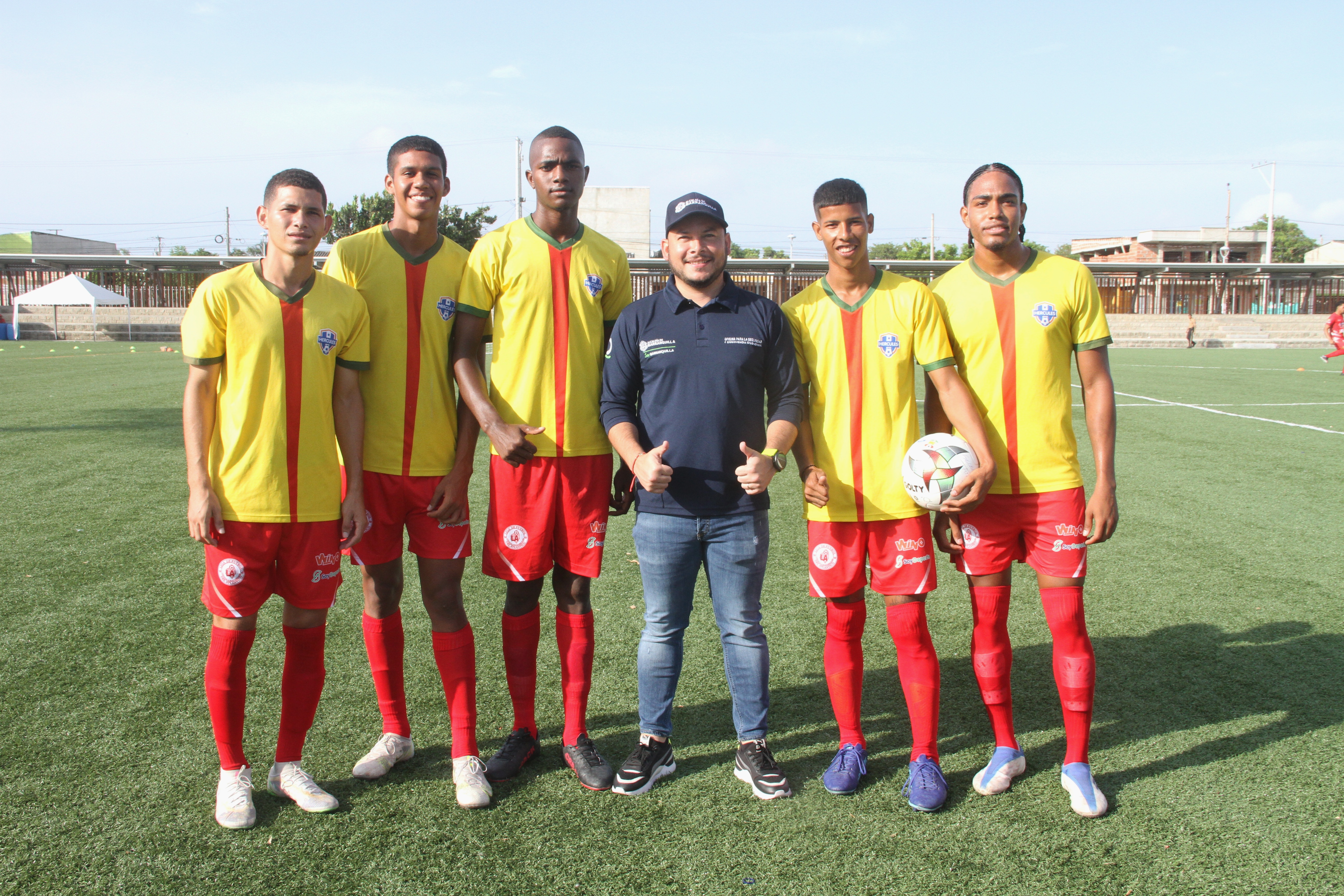 En el centro de la foto Nelson Patrón, jefe de la Oficina de Seguridad de Barranquilla, junto a jóvenes que se sumaron a la estrategia Vuelve y juega.