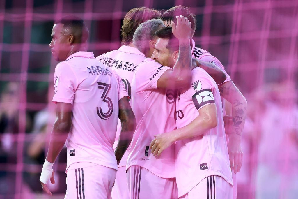 Lionel Messi festejando con sus compañeros