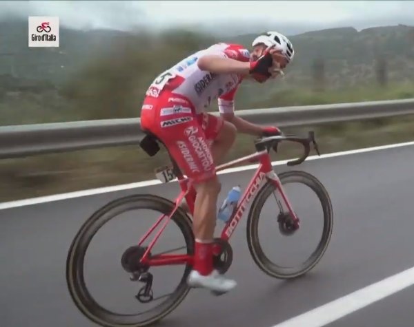 Giro de Italia, en video ciclista come bocadillo cuando iba escapado en  etapa 4