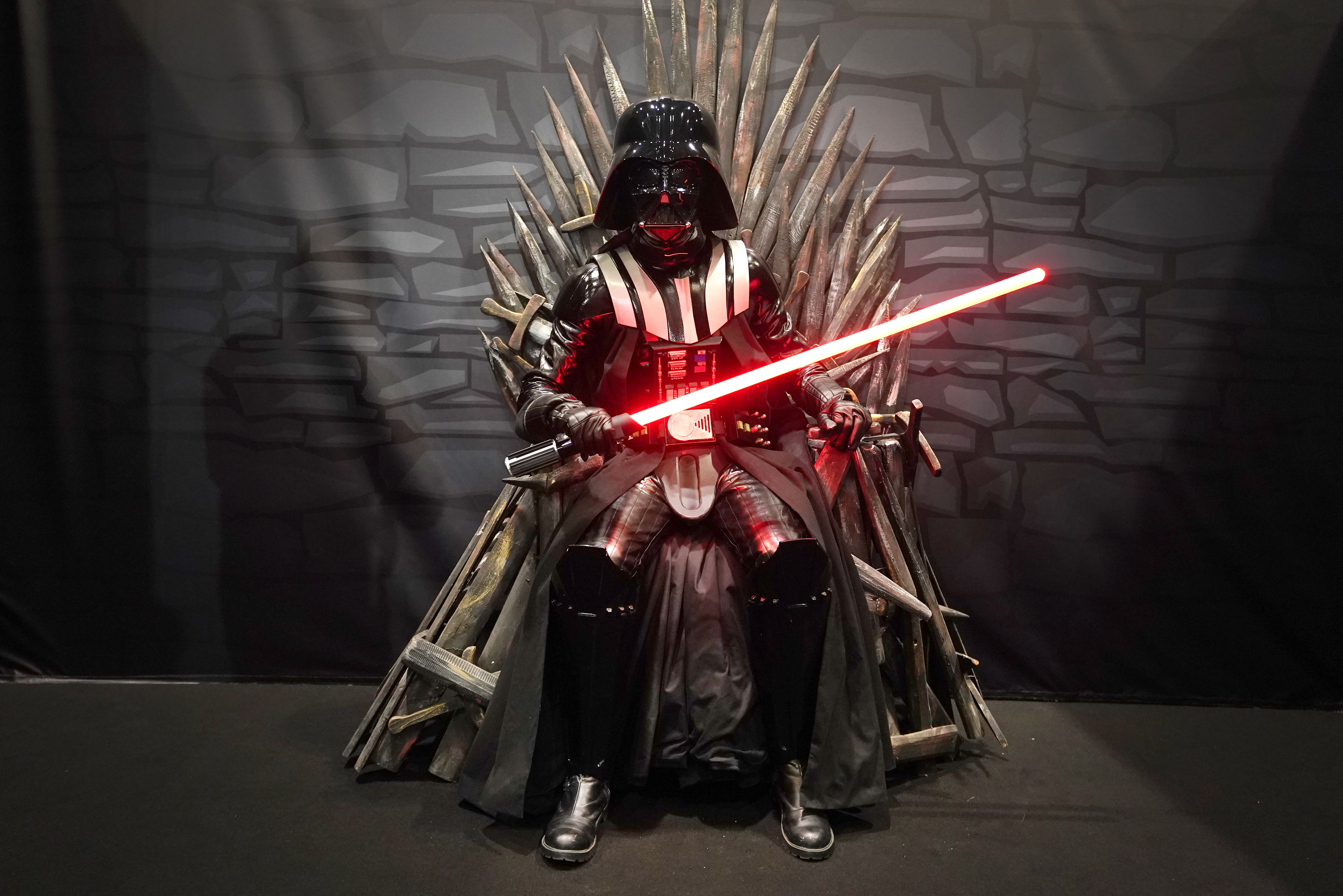 Un cosplayer vestido como Darth Vader durante el primer día de MCM Comic Con en el ExCel London en el este de Londres. Imagen fecha: viernes 22 de octubre de 2021. (Photo by Ian West/PA Images via Getty Images)