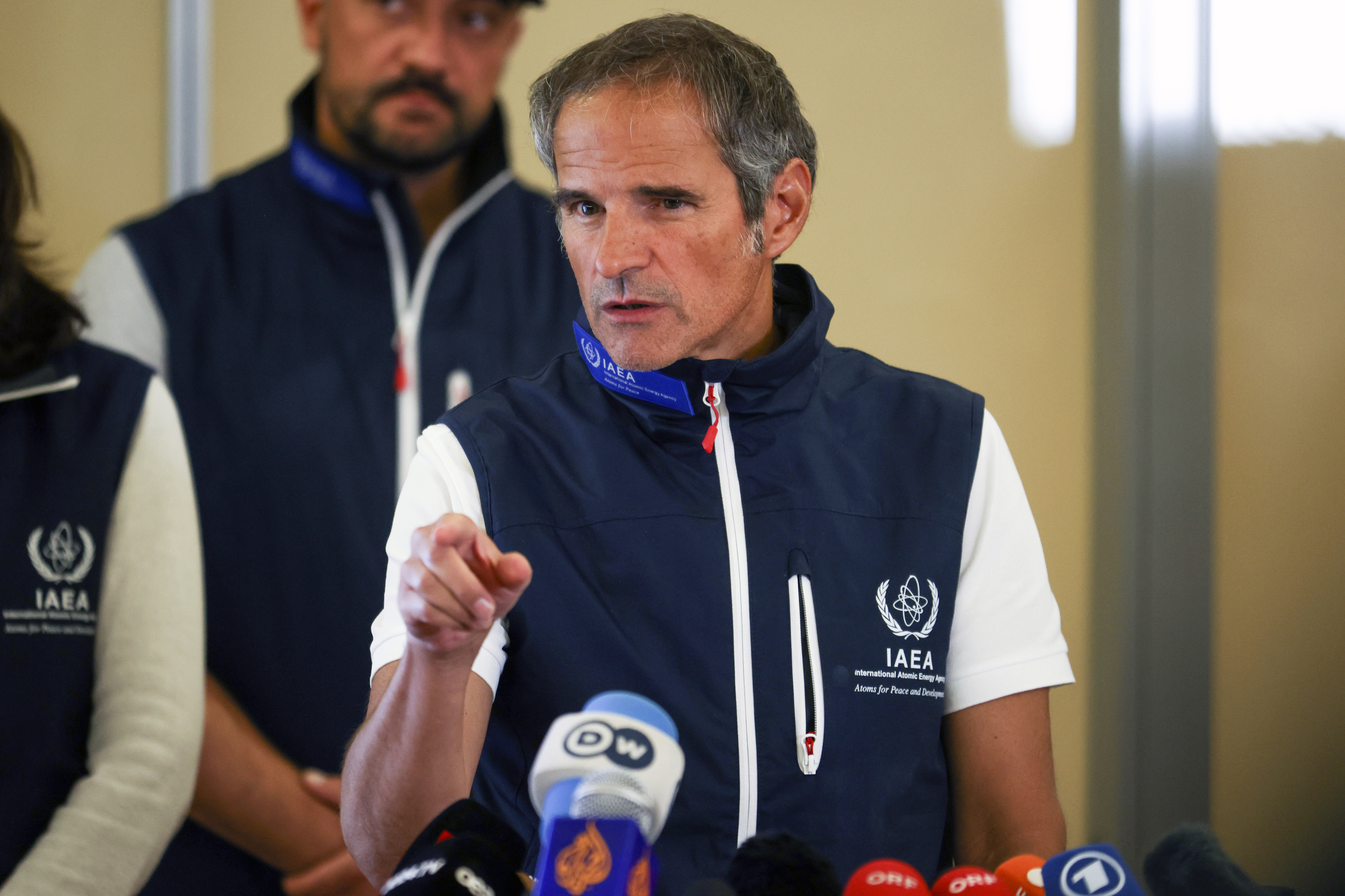 El director general del Organismo Internacional de Energía Atómica (OIEA), Rafael Mariano Grossi, habla con los medios de comunicación durante una rueda de prensa en el aeropuerto de Viena tras su regreso de su misión en la central nuclear de Zaporiyia, en Ucrania; el viernes 2 de septiembre de 2022, en Viena, Austria. (AP Foto/Theresa Wey)