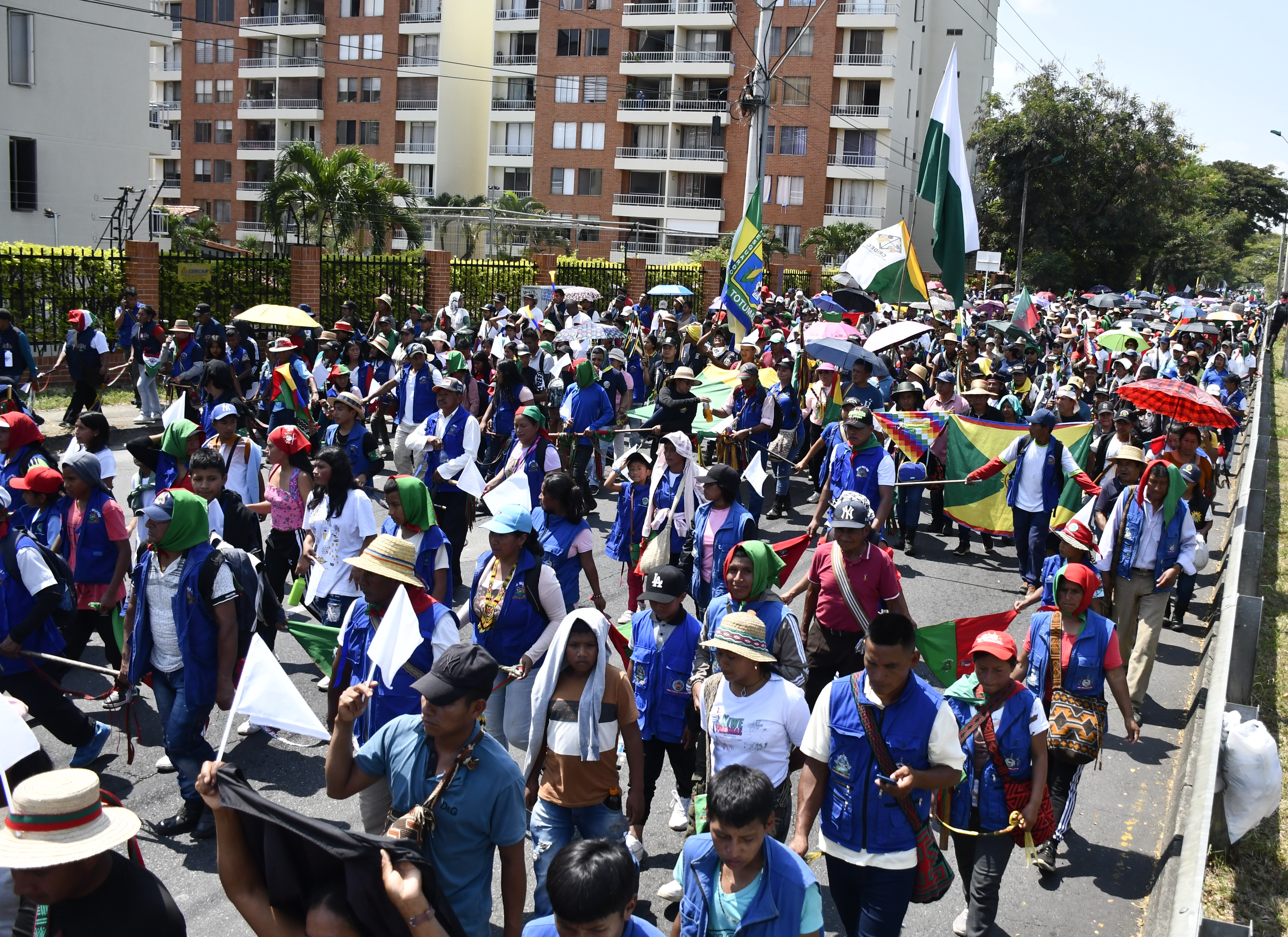Cali: Marcha de la minga indígena desde la Universidad del Valle hasta Puerto resistencia al oriente de  Cali.
