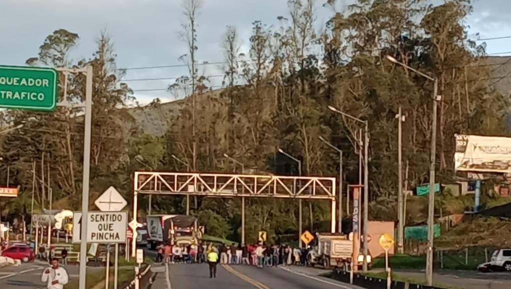 Cierre total en el K25+000 sector de Cáqueza y en el K13+400 sector de Chipaque.