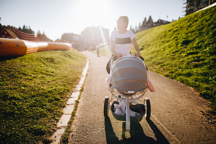 Para muchas familias, el coche de bebé es un artefacto necesario. Getty Images.