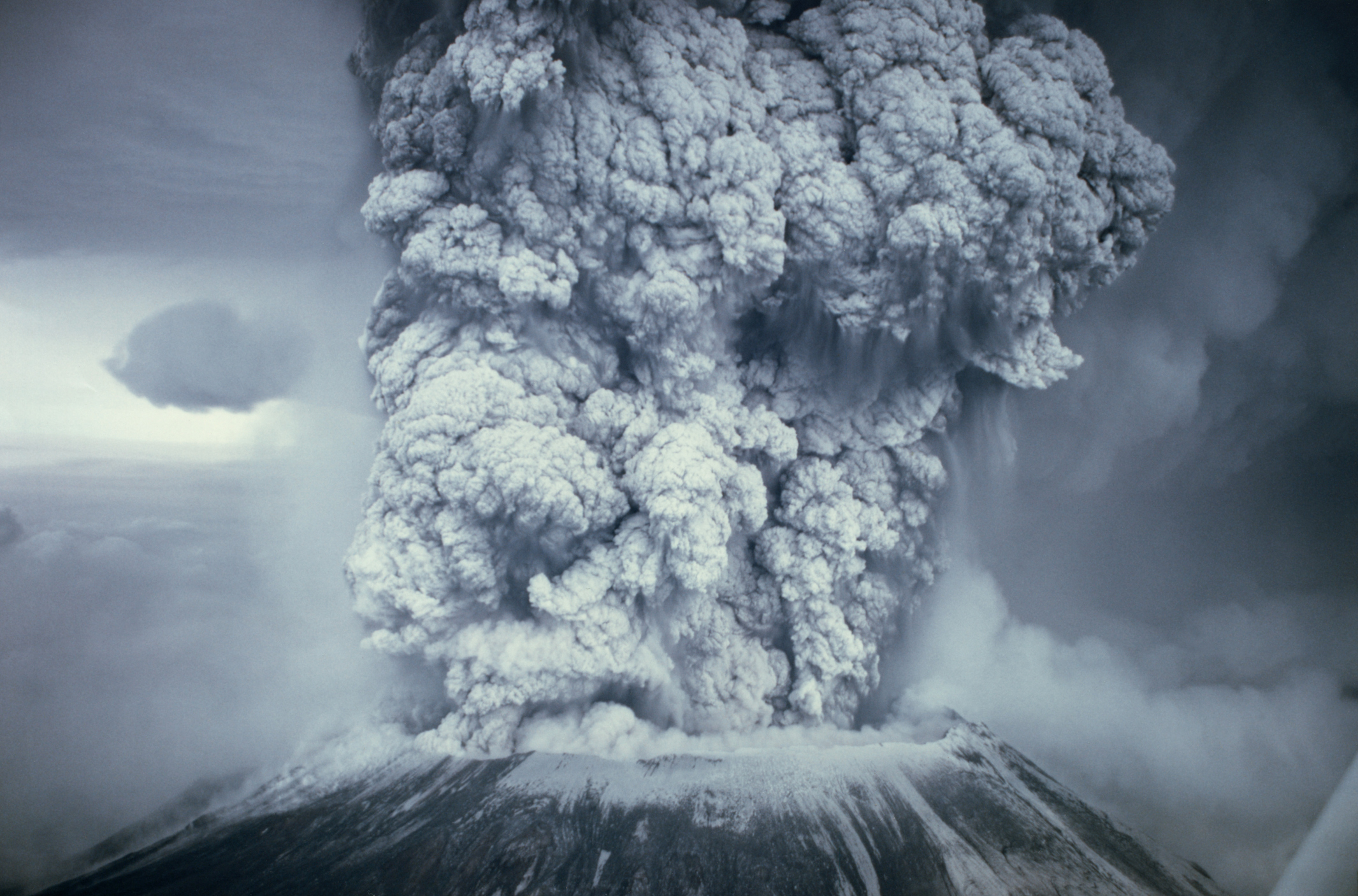 Qué pasa cuando un volcán hace erupción?