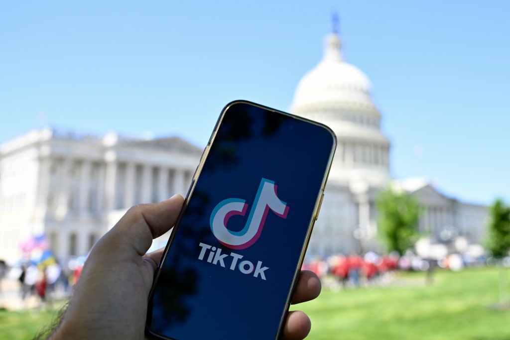 En respuesta a las restricciones propuestas por los Estados Unidos, TikTok ha iniciado una batalla legal, cuestionando la constitucionalidad de la ley que busca prohibir su funcionamiento en el país.