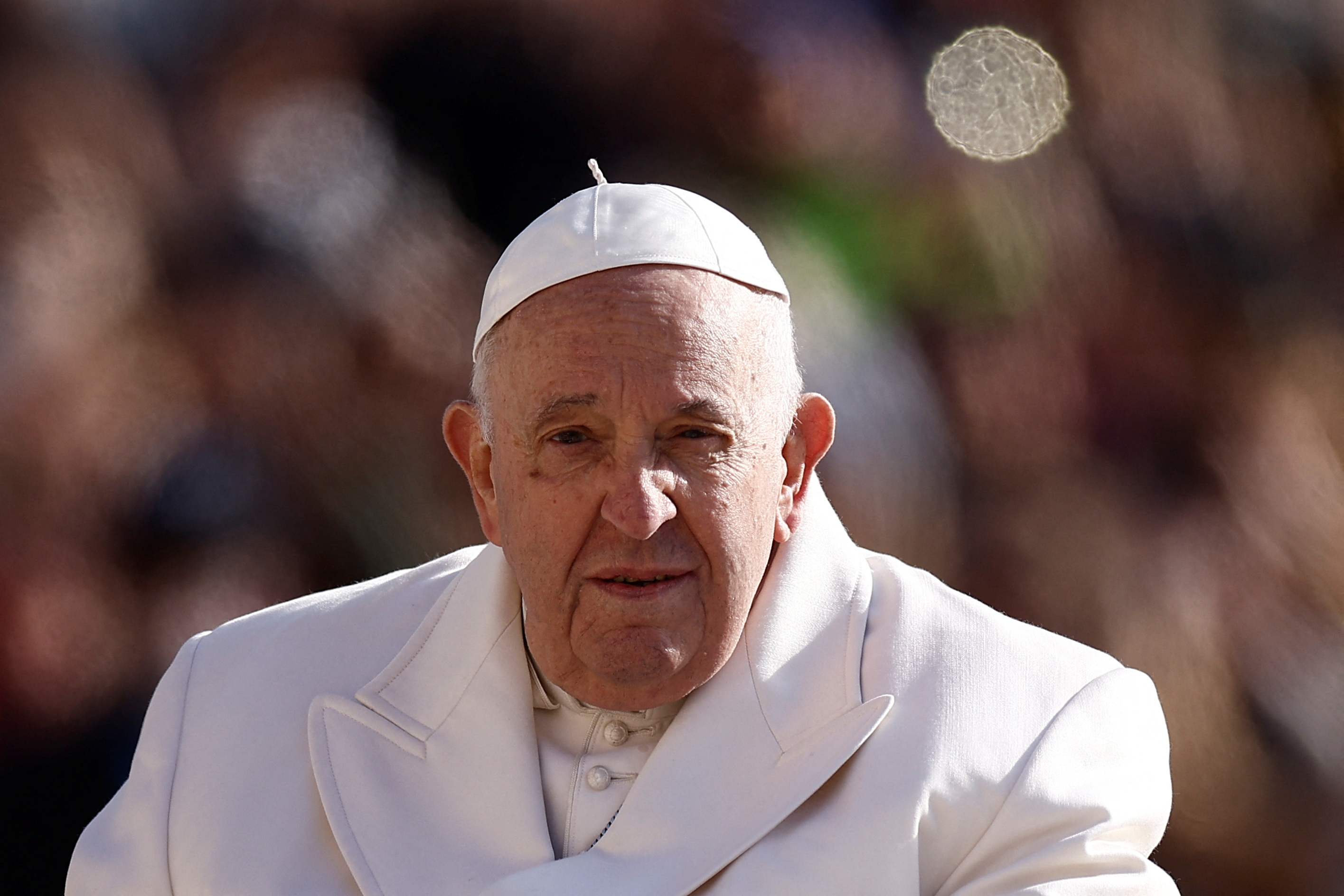 El Papa Francisco llega para la audiencia general semanal en la Plaza de San Pedro en el Vaticano, el 29 de marzo de 2023.