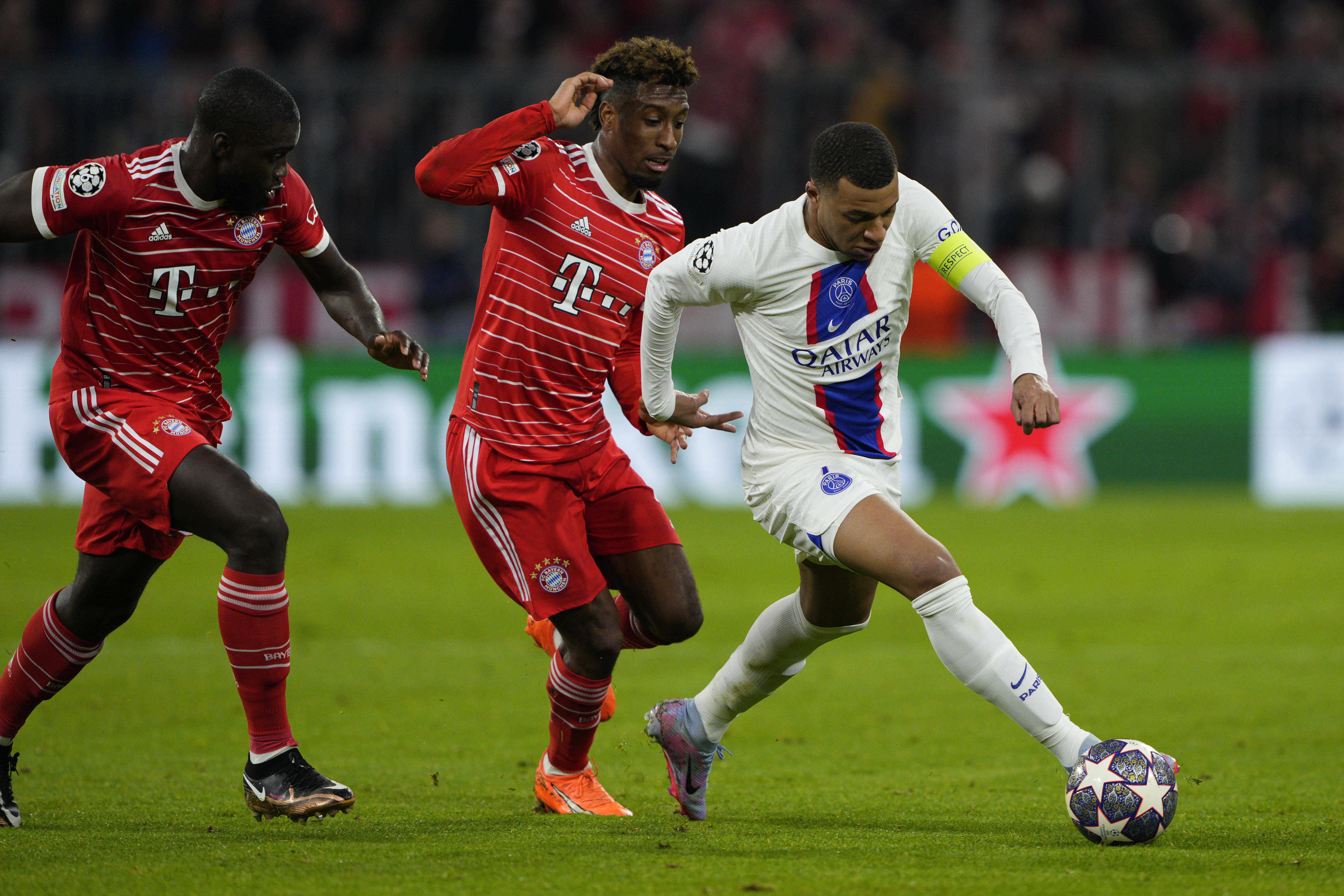 Kylian Mbappé disputando un balón con Coman.
