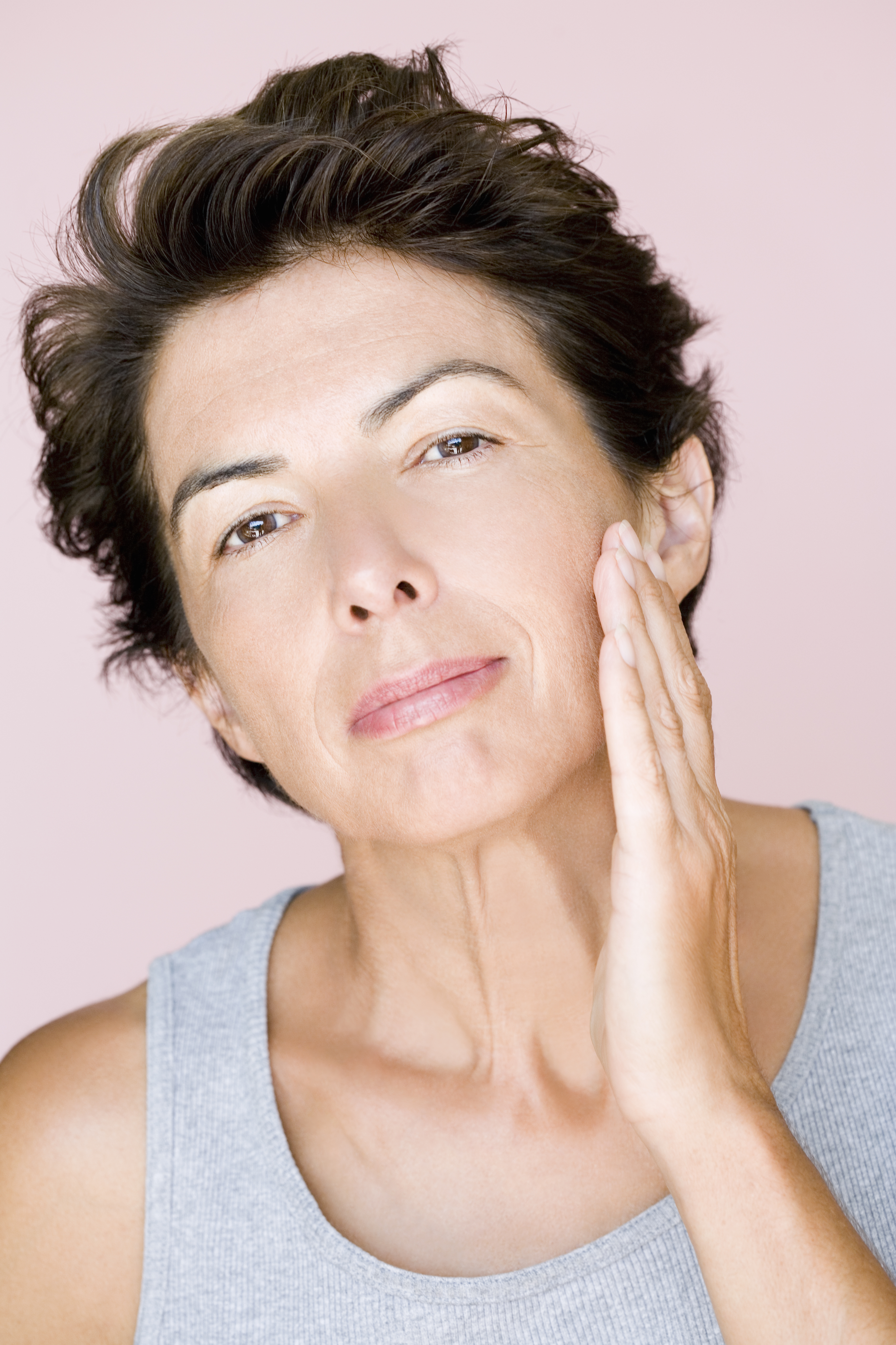 La Yoga facial ayuda a tonificar los músculos de la piel.