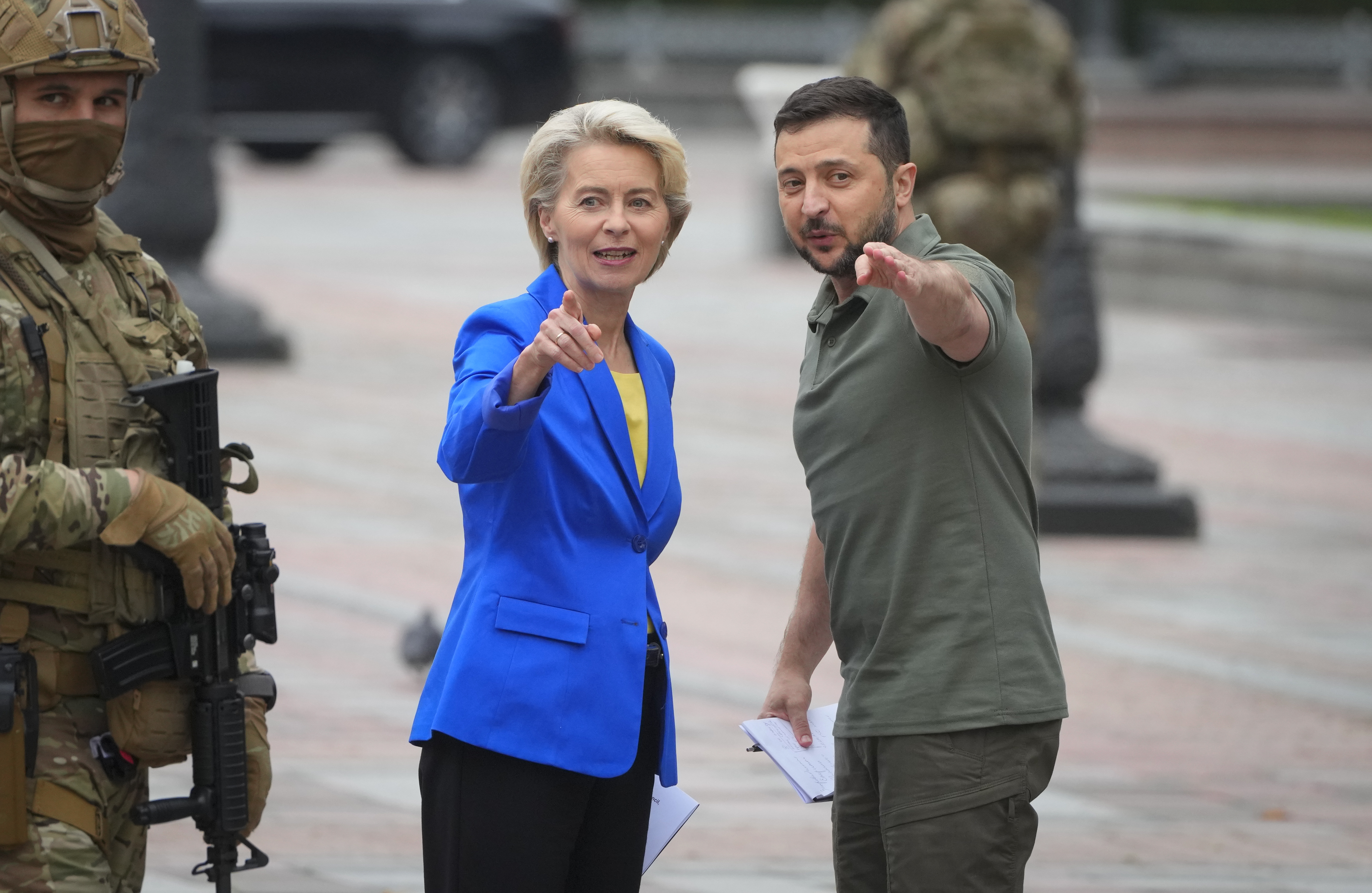 El presidente de Ucrania, Volodymyr Zelenskyy, a la derecha, y la presidenta de la Comisión Europea, Ursula von der Leyen, hablan durante su reunión en Kyiv, Ucrania, el jueves. Sept. 15, 2022. (AP Photo/Efrem Lukatsky).