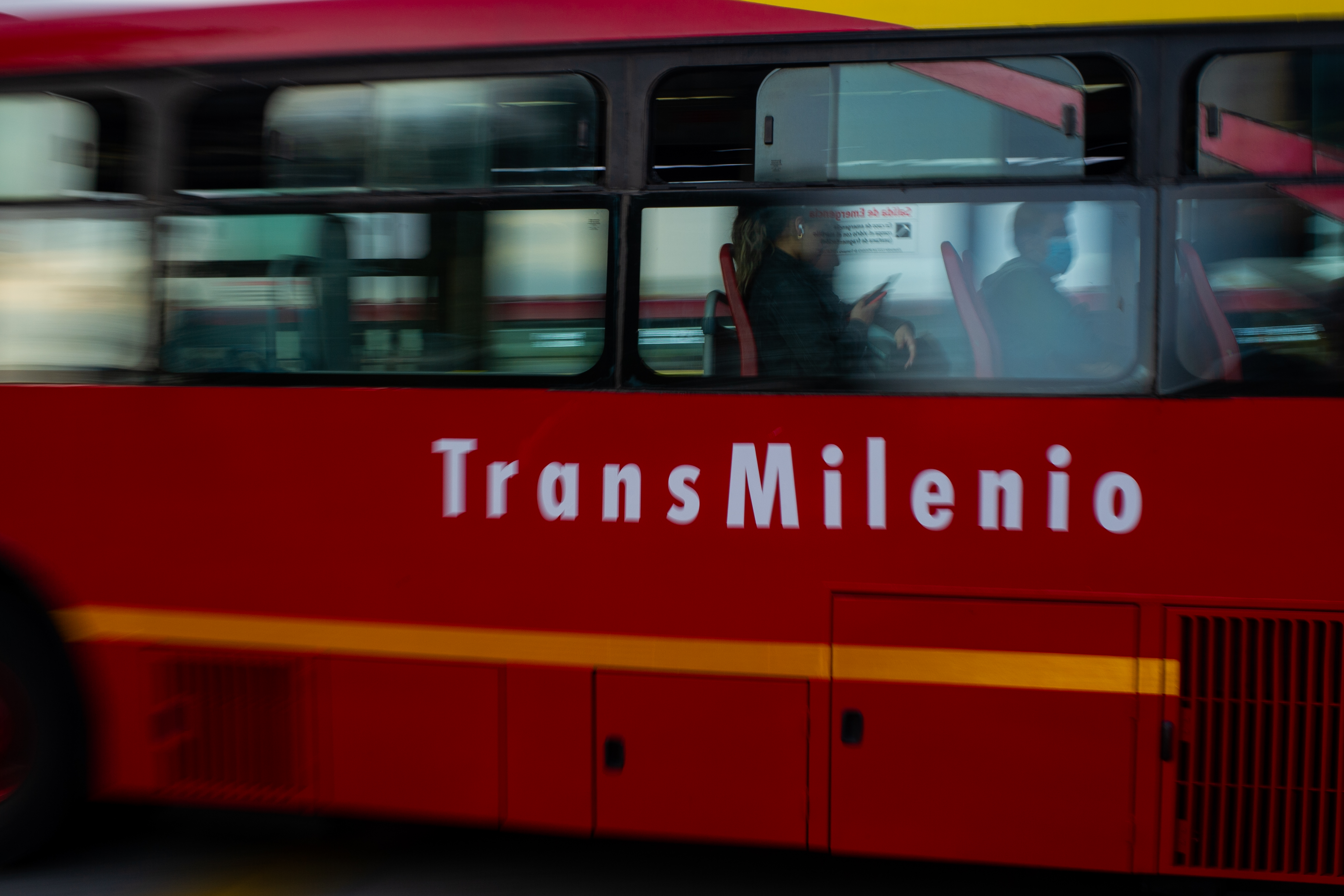 Esto responde TransMilenio sobre la mujer desnuda que denunció que un  guarda la abusó en una estación