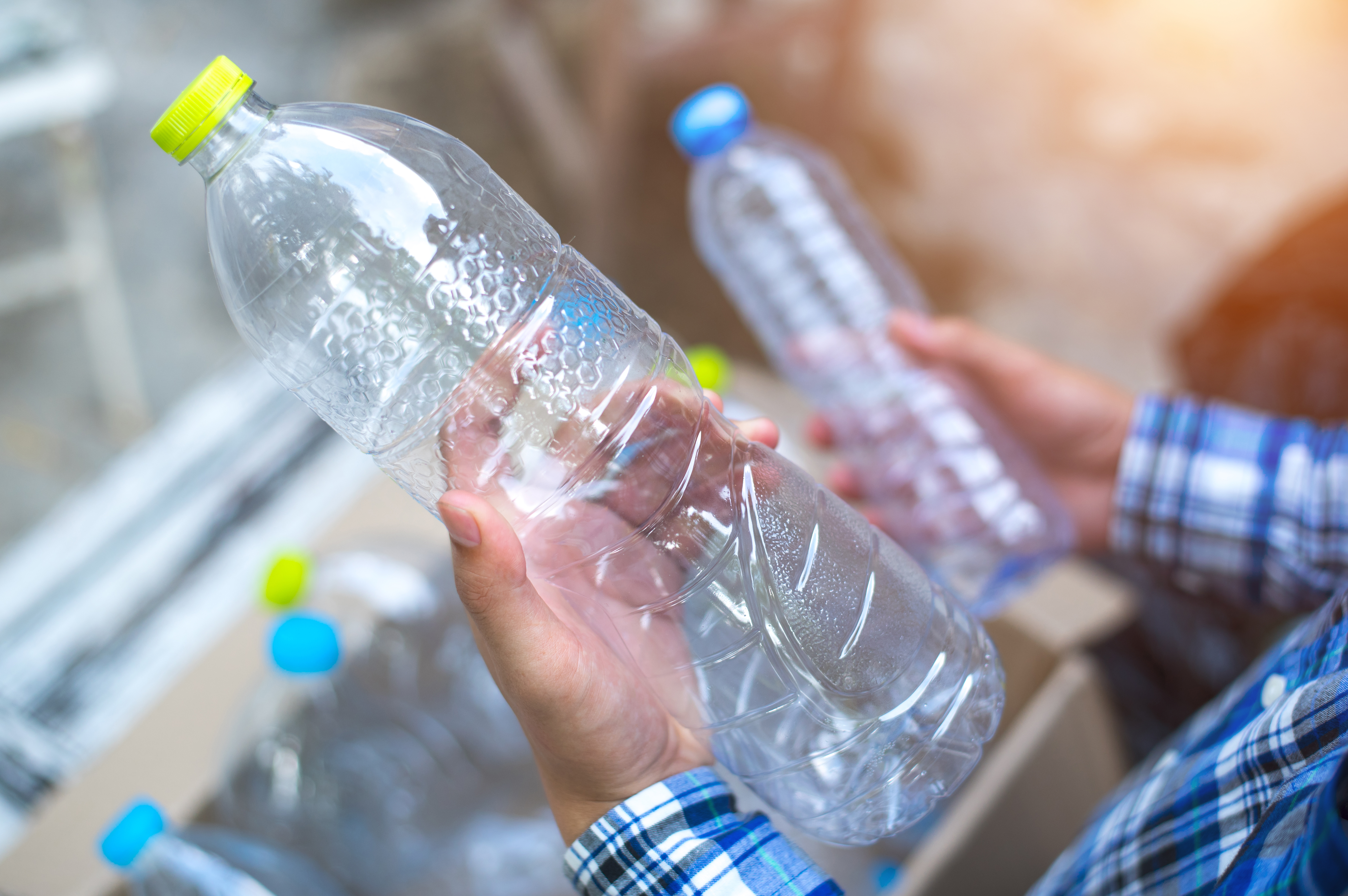 Cómo limpiar las botellas de agua reutilizables para mantenerlas