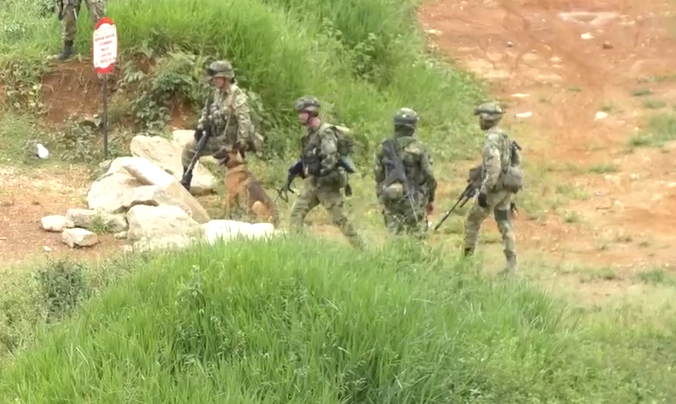 Militares ingresando a El Plateado, zona donde las disidencias de las Farc impedían la llegada de material electoral.