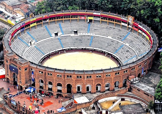 Desde 1931 se venían realizando corridas de toros en la plaza La Santamaría de Bogotá. En el coso taurino, igualmente, se han presentado eventos artísticos y partidos de tenis.