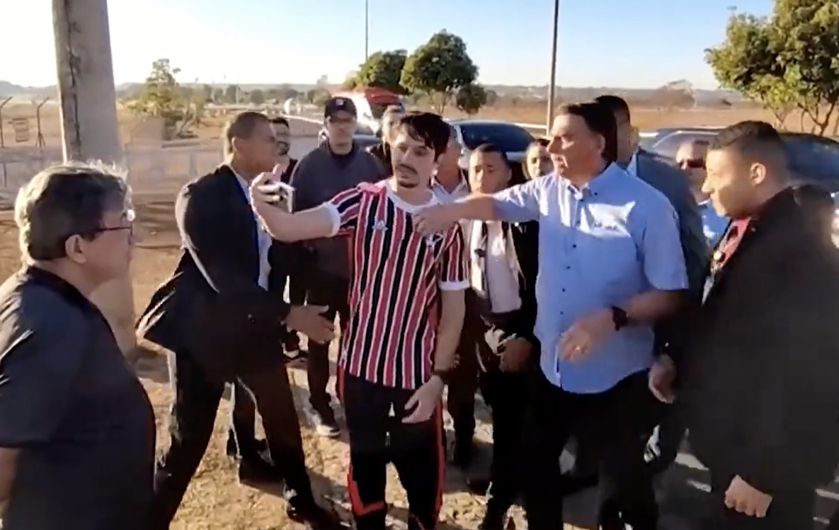 Jair Bolsonaro intentó quitarle el celular a un youtuber contradictor