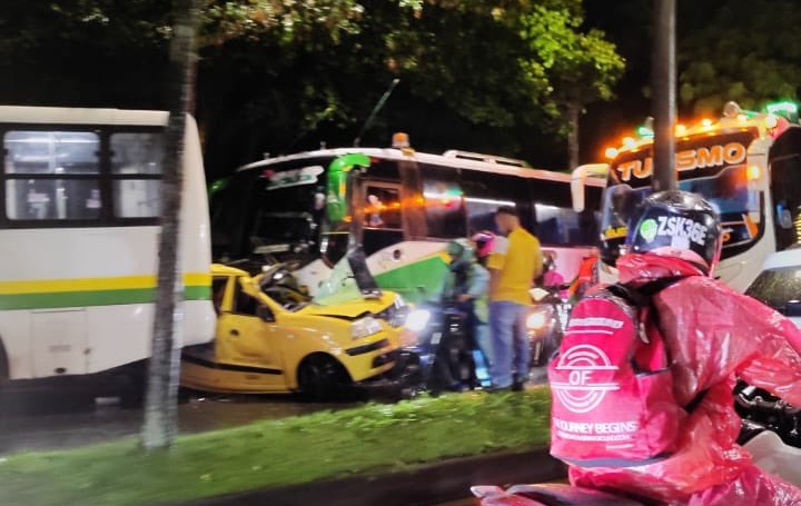 Choque múltiple en Medellín.