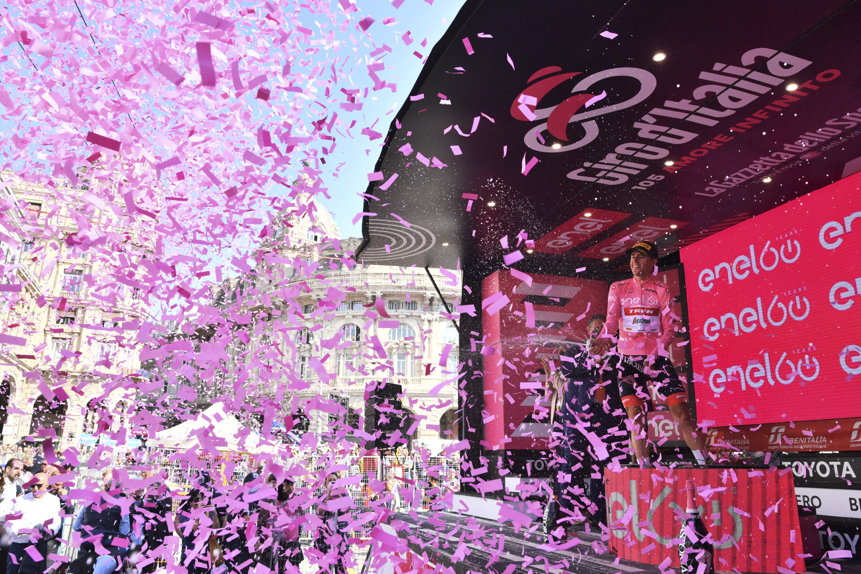 El español Juan Pedro López con la casaca rosada de líder general del Giro de Italia, al término de la decimosegunda etapa, en Génova, el jueves 19 de mayo de 2022