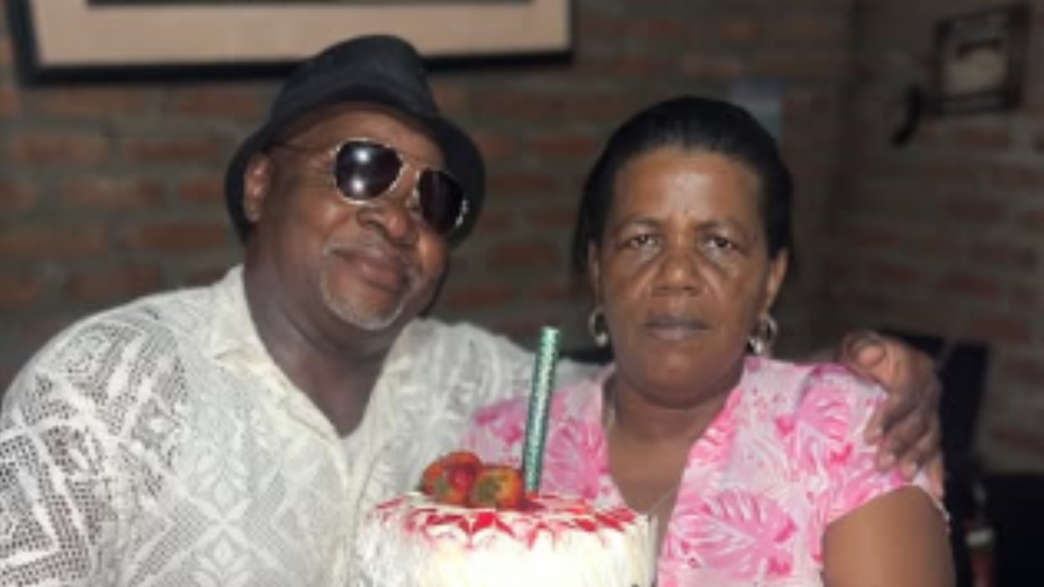 El padre y la madrastra del cantante de música urbana Big Popa, fueron víctimas de un atentado sicarial en el interior de su vivienda. Las autoridades anunciaron que los hechos están siendo investigados.