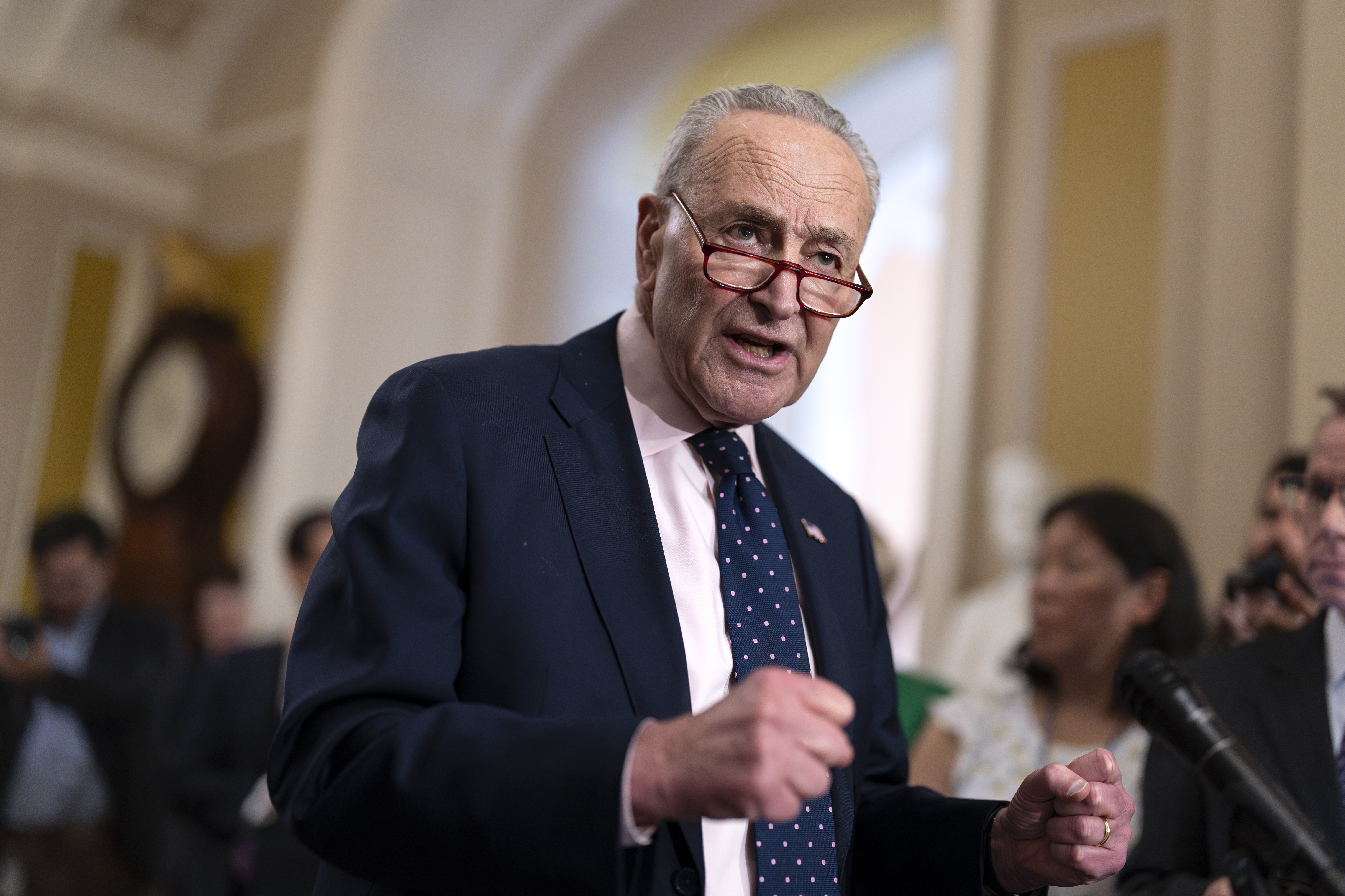 El líder de la mayoría del Senado, Chuck Schumer, demócrata por Nueva York, habla con los periodistas tras una sesión de estrategia demócrata, en el Capitolio, en Washington, el martes 21 de mayo de 2024. (AP Foto/J. Scott Applewhite)