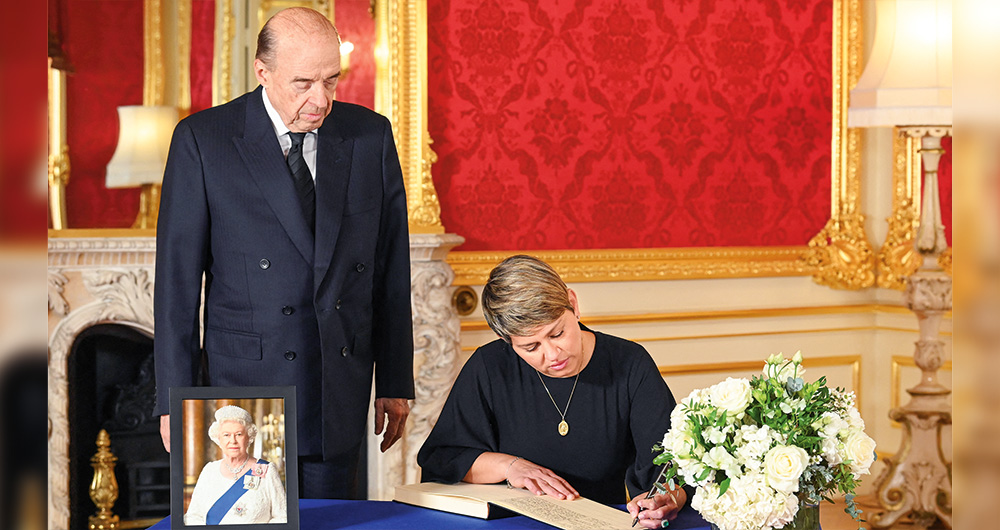   Esta es una muestra de los decretos y viáticos de Alcocer emitidos para sus viajes. En Reino Unido firmó el libro de condolencias ubicado en Lancaster House, opacando al canciller, Álvaro Leyva.