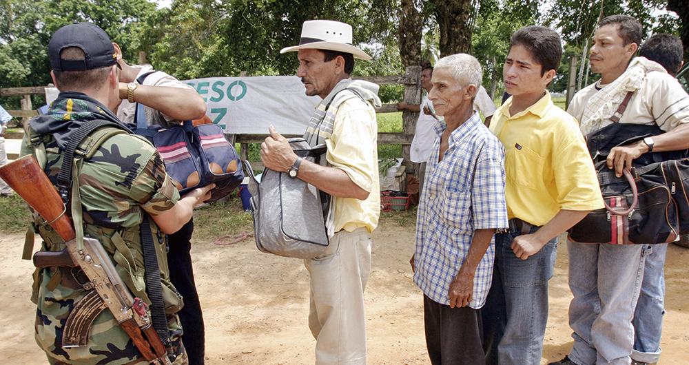 En la Colombia apartada, las actividades proselitistas se llevan a cabo a distancia o con compañía del Ejército. Sus pobladores no quieren estar en la mira de los ilegales.