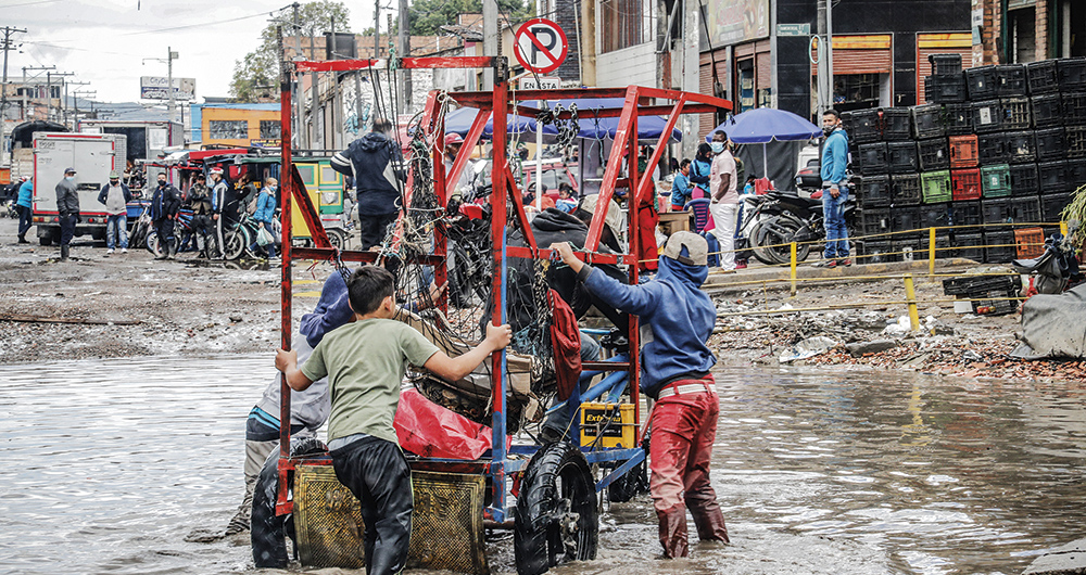  Aunque en todas las capitales cedió la pobreza, unas a mayor velocidad que otras, hay algunas cuyas cifras son dramáticas: Quibdó con casi el 65 por ciento de su población, Riohacha con más del 56 por ciento y Santa Marta con el 51,6 por ciento.