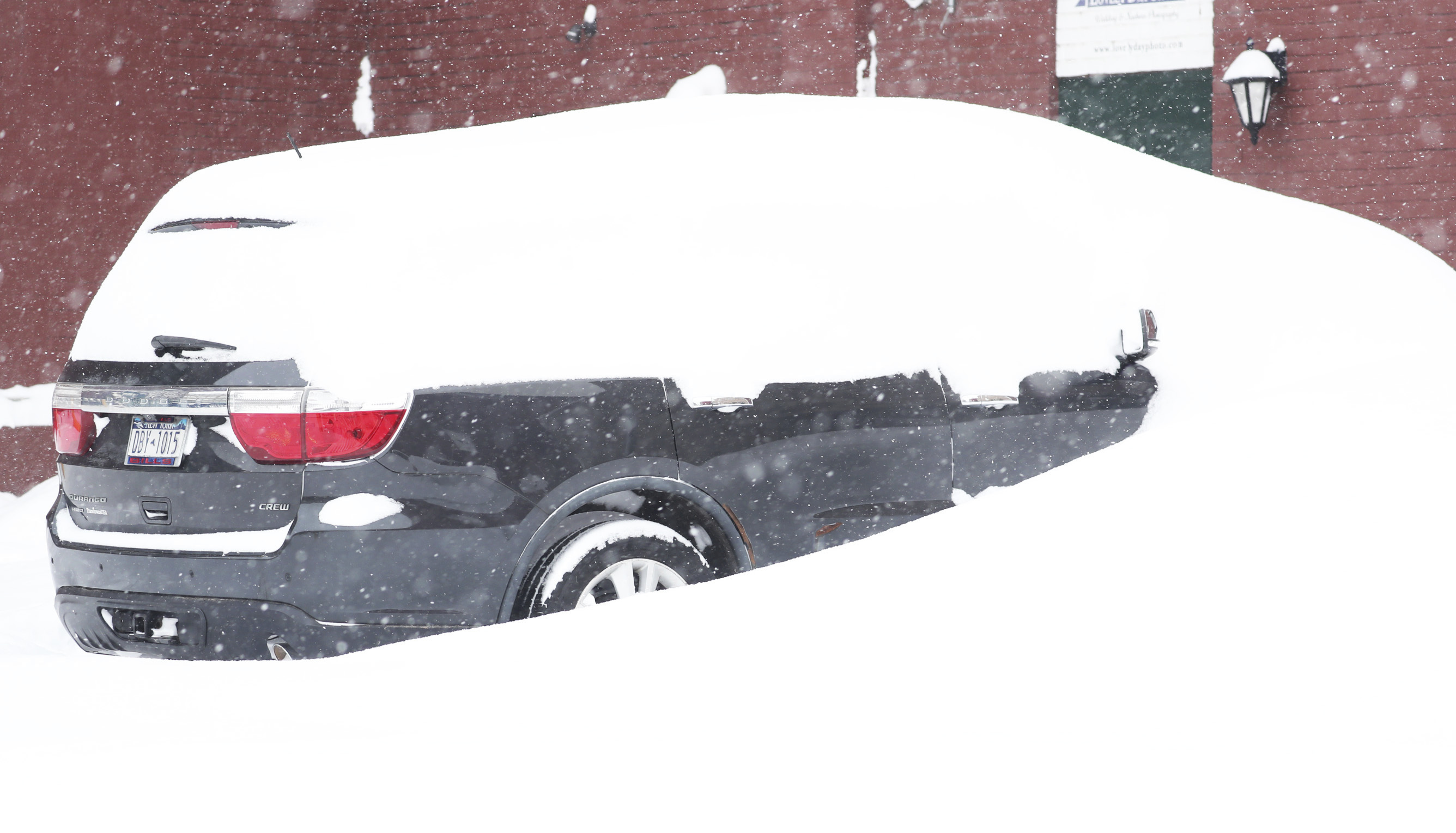 Se ve un automóvil varado en el estacionamiento de un negocio en Elmwood Village de Buffalo, Nueva York, el lunes 26 de diciembre de 2022. (Joseph Cooke/The Buffalo News via AP)