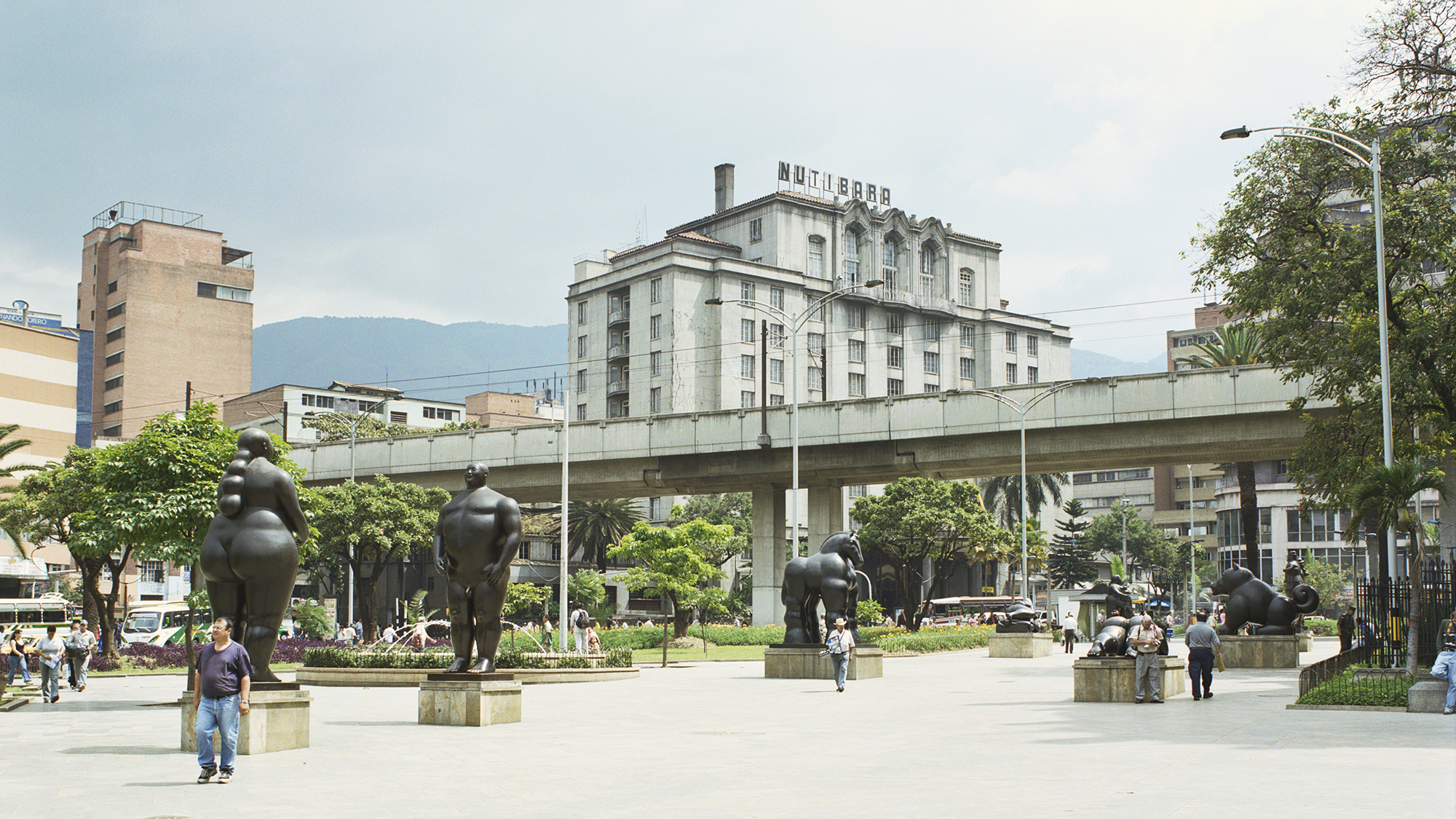 Las enormes esculturas de bronce de Fernando Botero se alinean en la Plaza Botero de Medellín. La plaza contiene obras donadas por el artista y fue renovada por él para tal fin.