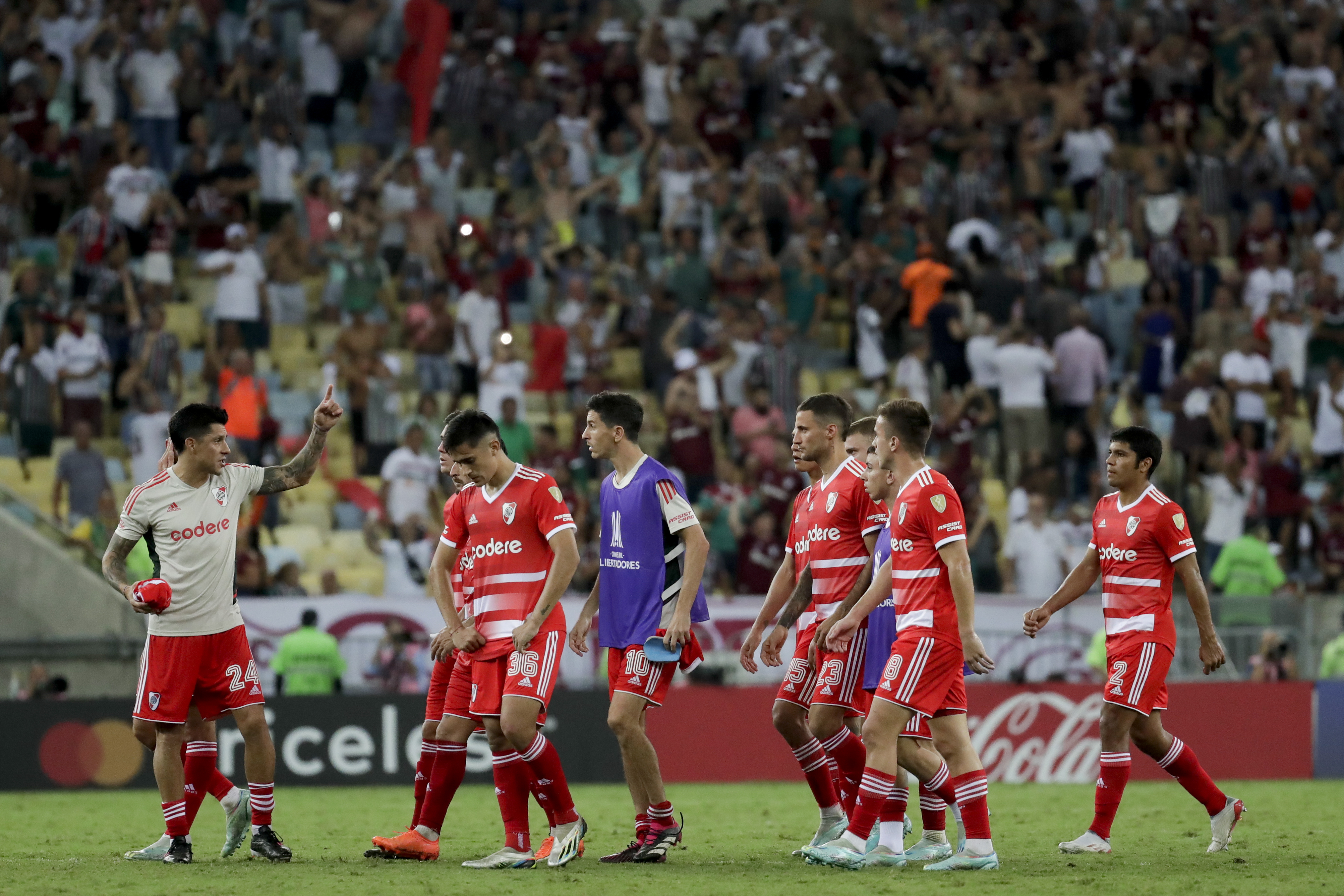 Jugadores de River reaccionan a la derrota en el estadio Maracaná