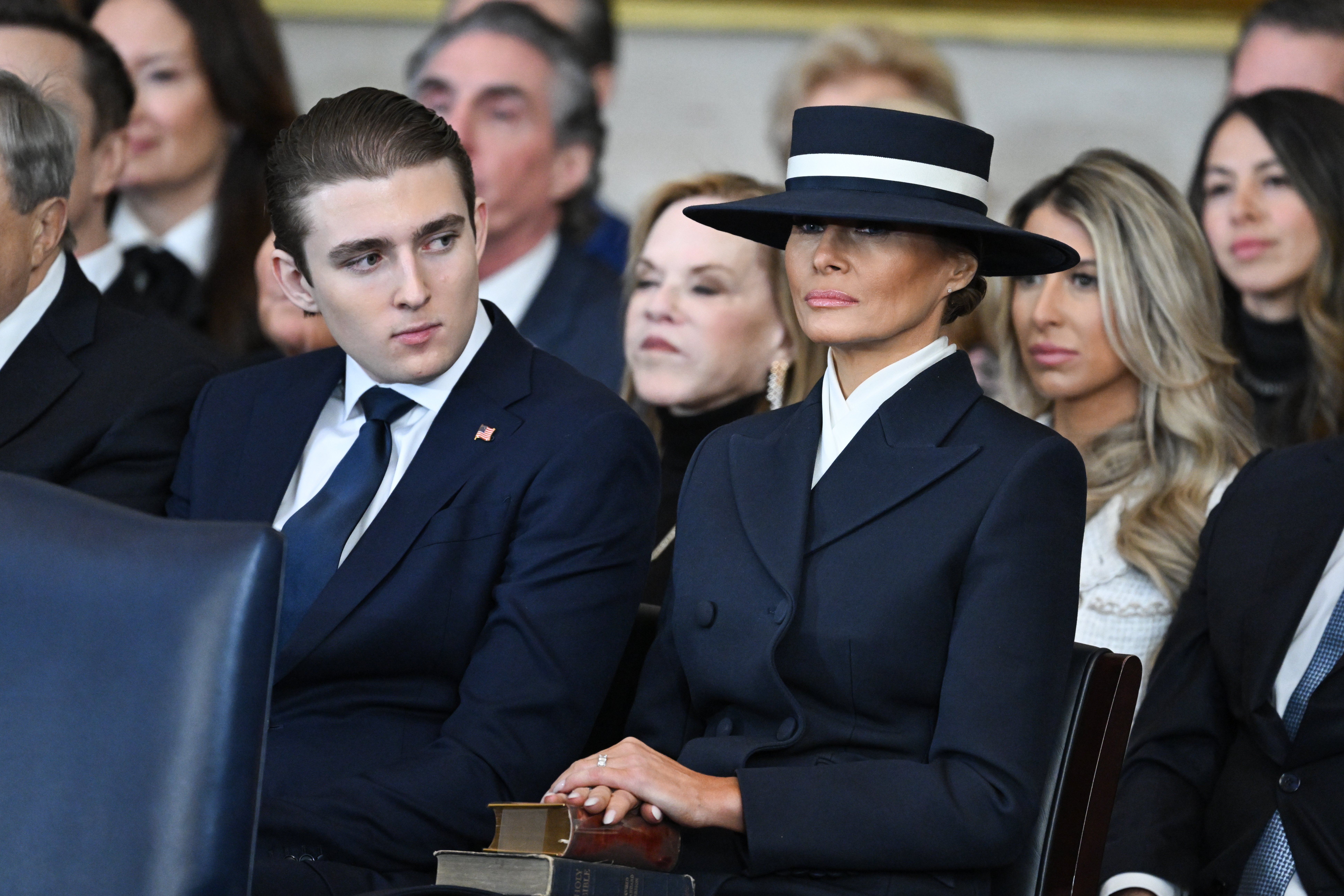 Melania Trump junto a su hijo Barron durante la juramentación de Donald Trump.
