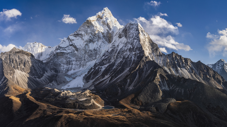 La cumbre del Everest está cubierta por una gruesa capa de hielo, ¿cuánto mide?