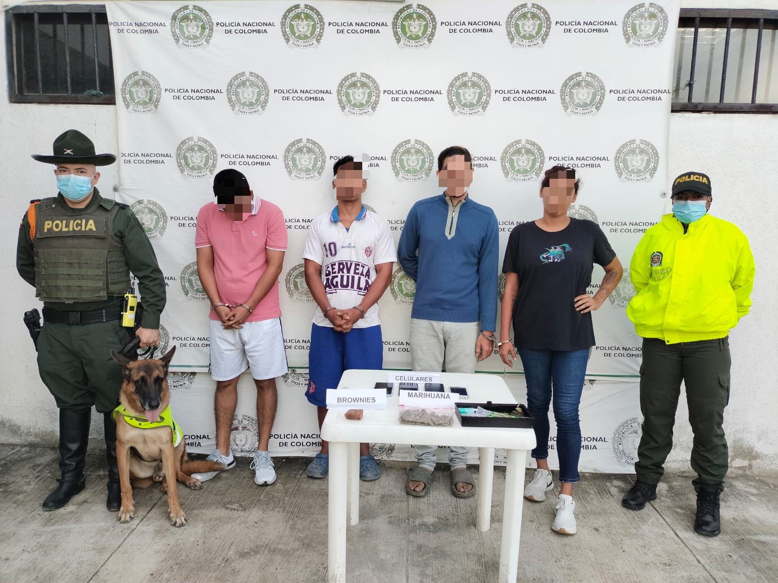 Estos son los presuntos vendedores de happy brownies en Santa Marta, entre los capturados hay una mujer.