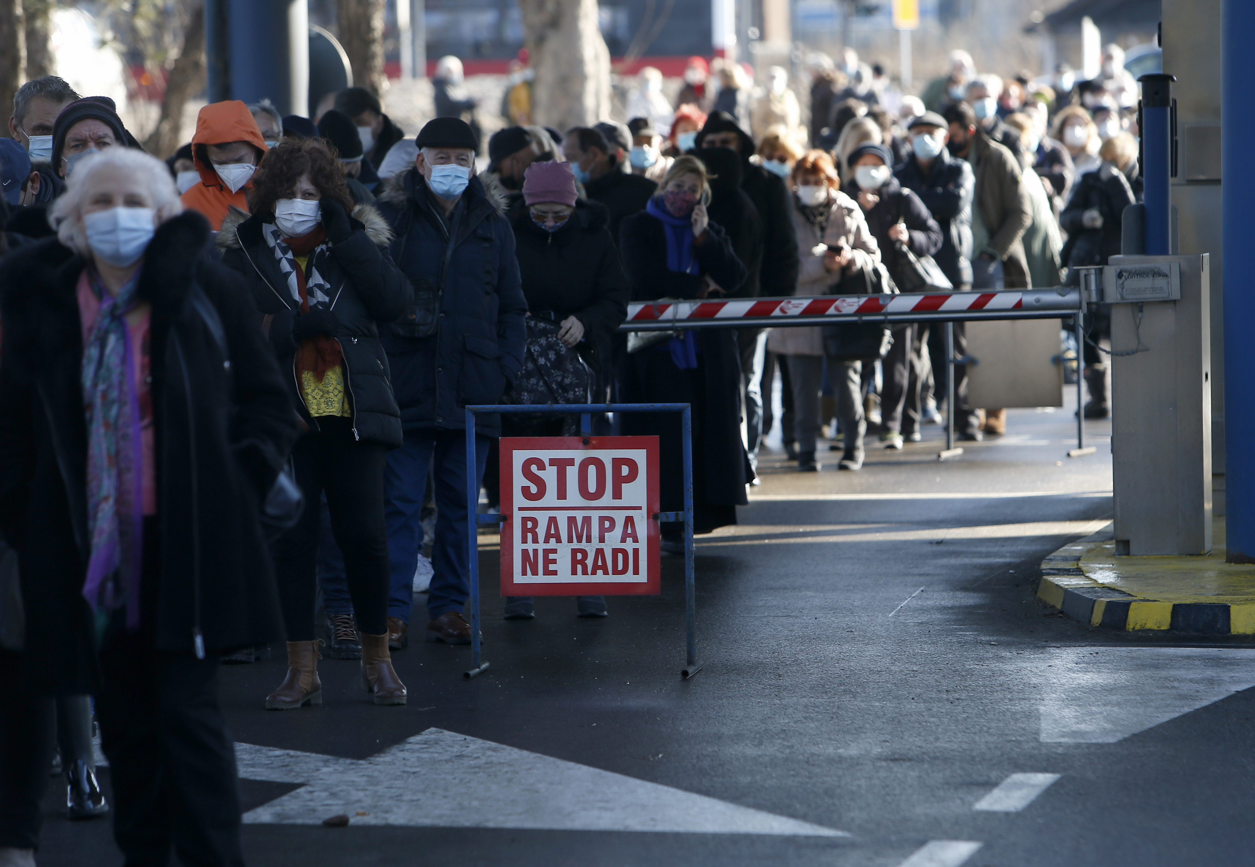 La gente espera en la fila para recibir una vacuna COVID-19 durante la vacunación en el centro de vacunación improvisado de la Feria de Belgrado, Serbia.