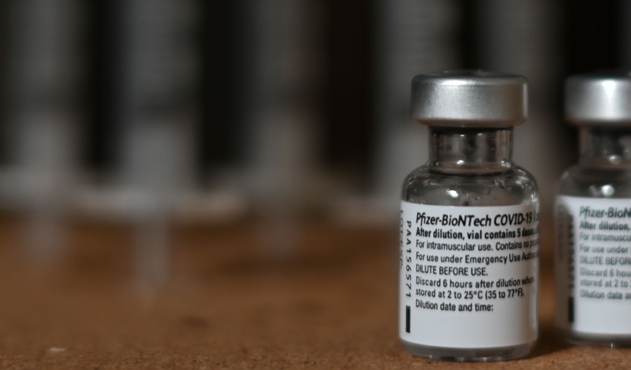 La variante ómicron es una de las más contagiosas y Pfizer ya quiere tener una vacuna que pueda contrarrestarla