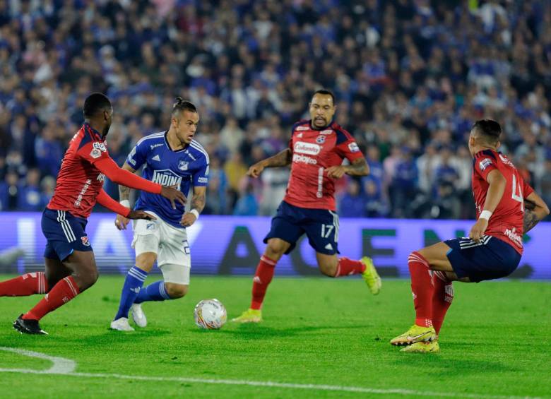 Imagen de un duelo entre Millonarios y DIM por la Liga.